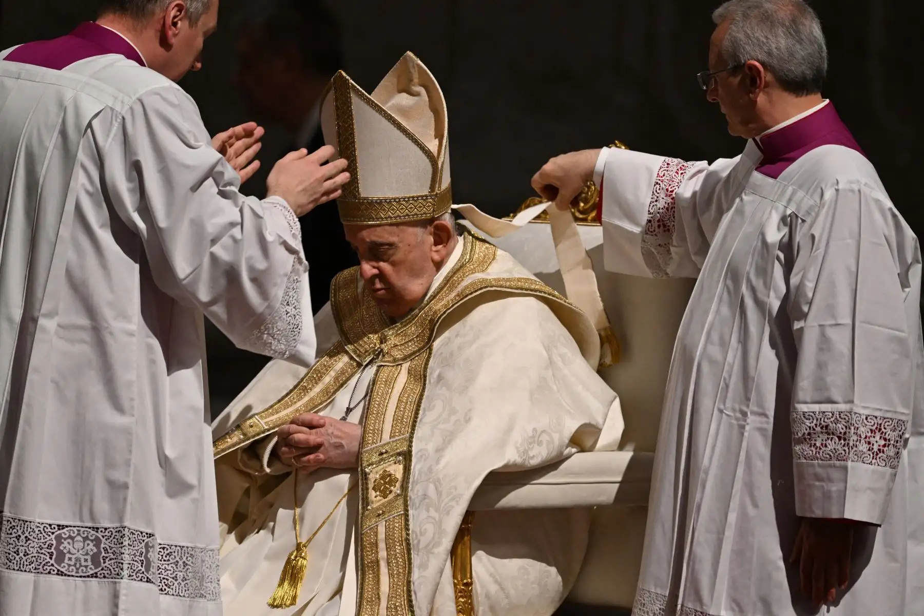 Los sacerdotes tocan la mitra del Papa Francisco al comienzo de la misa de la Vigilia Pascual, en la basílica de San Pedro en el Vaticano, como parte de las celebraciones de la Semana Santa. Foto:AFP