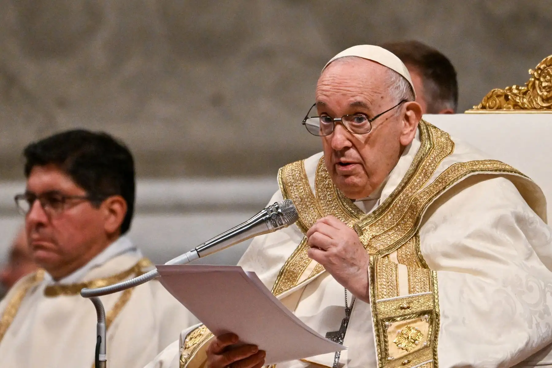 El Papa Francisco dirige la misa de la Vigilia Pascual, en la basílica de San Pedro en el Vaticano, como parte de las celebraciones de la Semana Santa. Foto: AFP