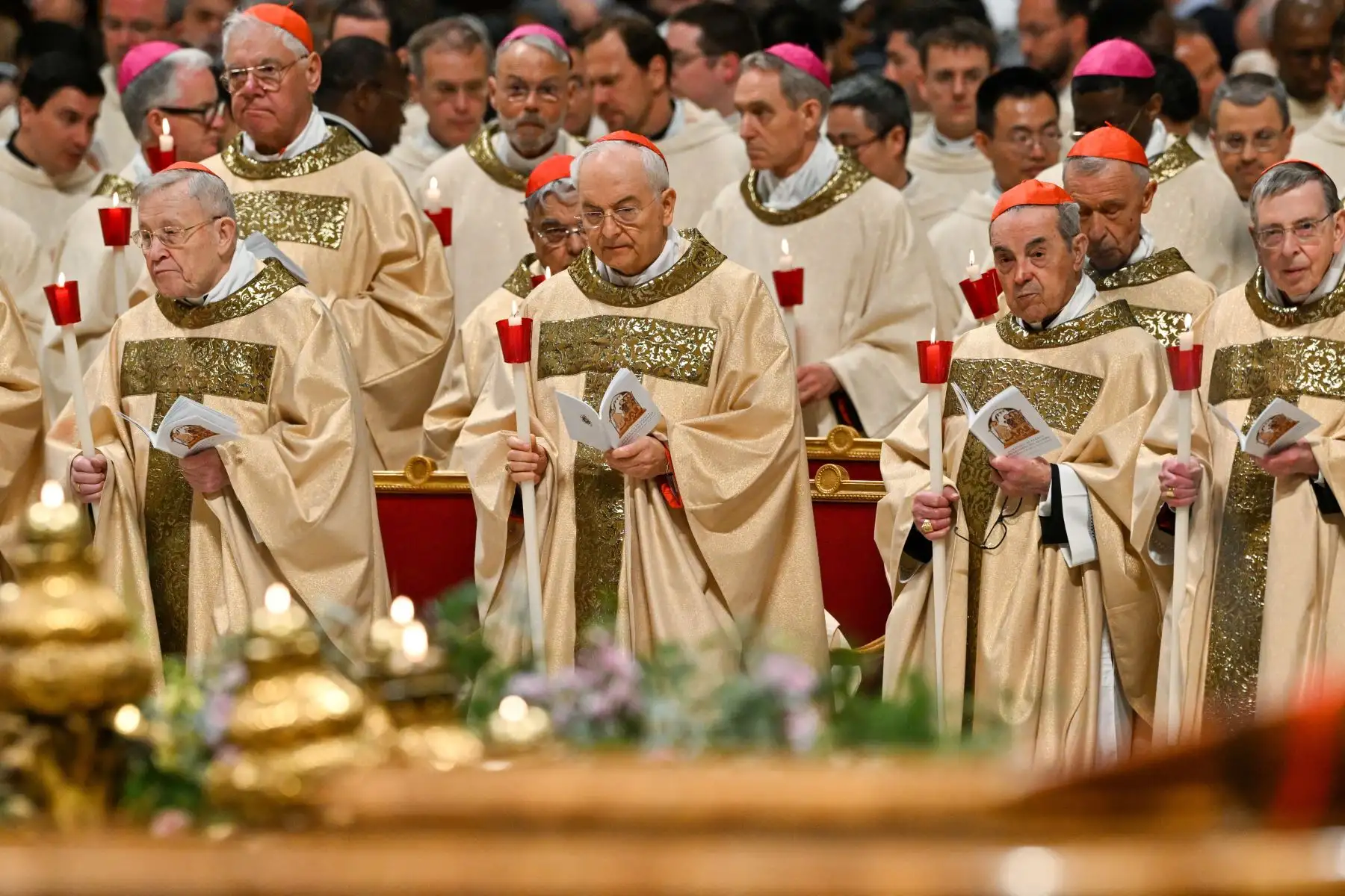 Los cardenales asisten a la misa de la Vigilia Pascual, en la basílica de San Pedro en el Vaticano, como parte de las celebraciones de la Semana Santa. Foto: AFP