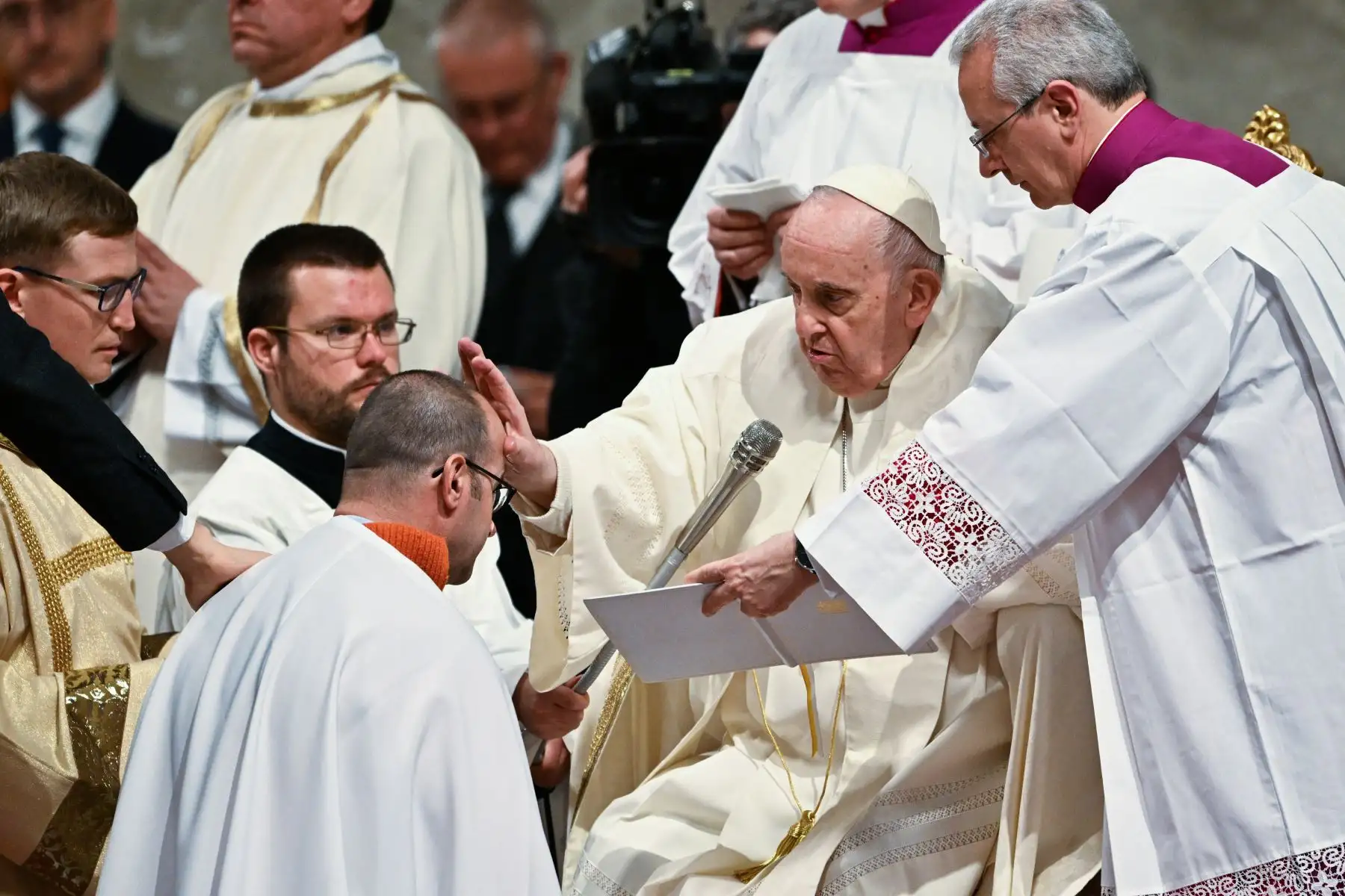 Una procesión de cardenales, obispos y sacerdotes llega al altar durante la misa de apertura de la Vigilia Pascual, en la basílica de San Pedro en el Vaticano, como parte de las celebraciones de la Semana Santa. Foto: AFP