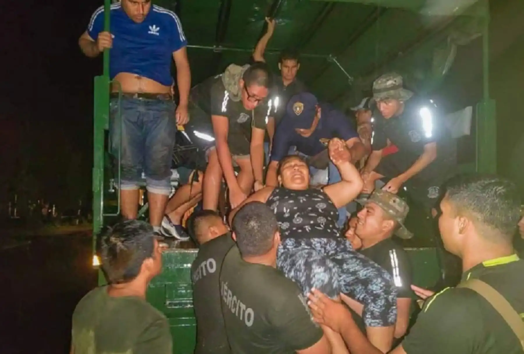 Personal del agrupamiento de artillería Coronel José Joaquín Inclán, de la región Piura, apoyó la evacuación a la ciudad de Piura de niños, adultos y adultos mayores afectados por las torrenciales lluvias ocurridas a la altura del kilómetro 50, jurisdicción de Chulucanas.