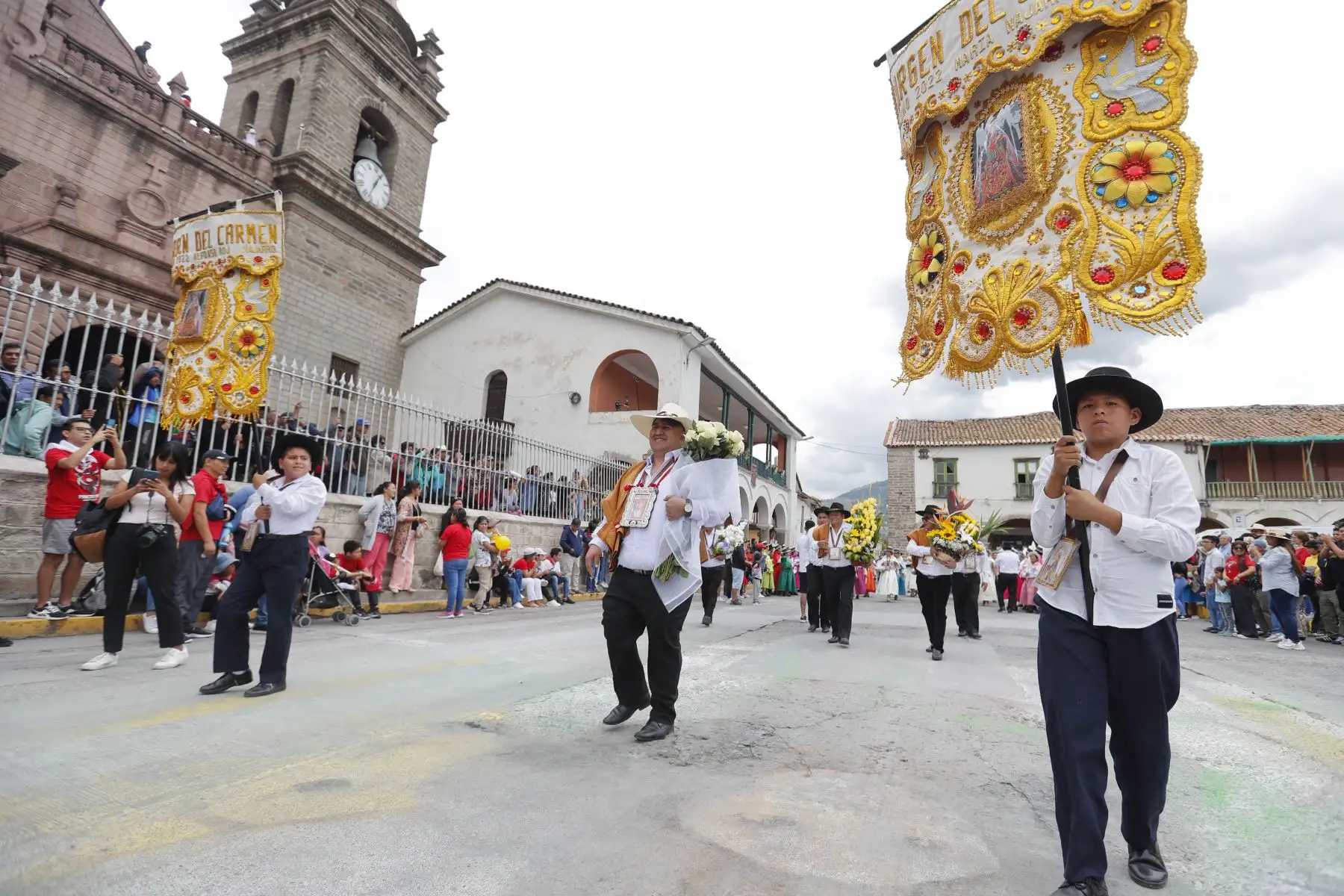 Semana Santa en Huamanga: como es tradición, grupos de mayordomos ingresaron a la Catedral de Ayacucho y entregaron ofrendas y cirios para el anda de la Pascua de Resurrección, la cual saldrá en procesión el domingo por la madrugada. Foto: ANDINA/Daniel Bracamonte