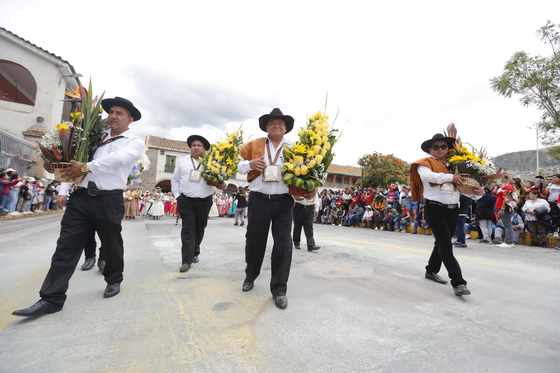 Semana Santa en Huamanga: como es tradición, grupos de mayordomos ingresaron a la Catedral de Ayacucho y entregaron ofrendas y cirios para el anda de la Pascua de Resurrección, la cual saldrá en procesión el domingo por la madrugada. Foto: ANDINA/Daniel Bracamonte