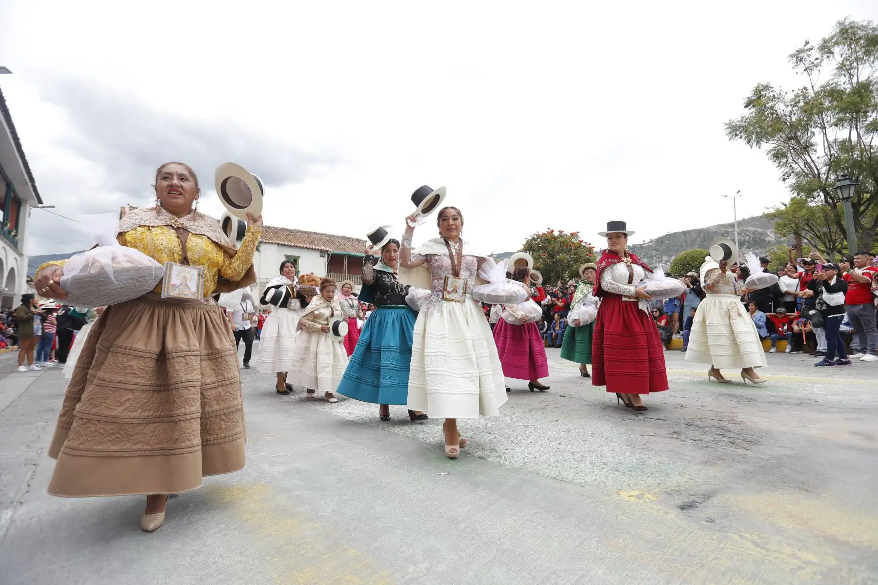 Semana Santa en Huamanga: como es tradición, grupos de mayordomos ingresaron a la Catedral de Ayacucho y entregaron ofrendas y cirios para el anda de la Pascua de Resurrección, la cual saldrá en procesión el domingo por la madrugada. Foto: ANDINA/Daniel Bracamonte