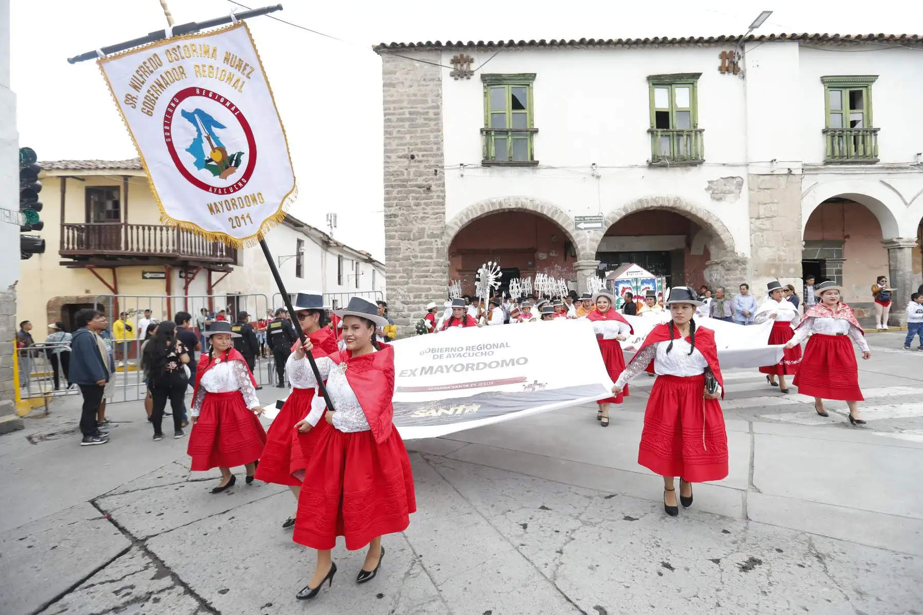 Ante la prohibición municipal del ingreso de bandas de música a la Plaza de Armas, los mayordomos llegaron con sus estandartes entonando cánticos típicos de la región. Foto: ANDINA/Daniel Bracamonte