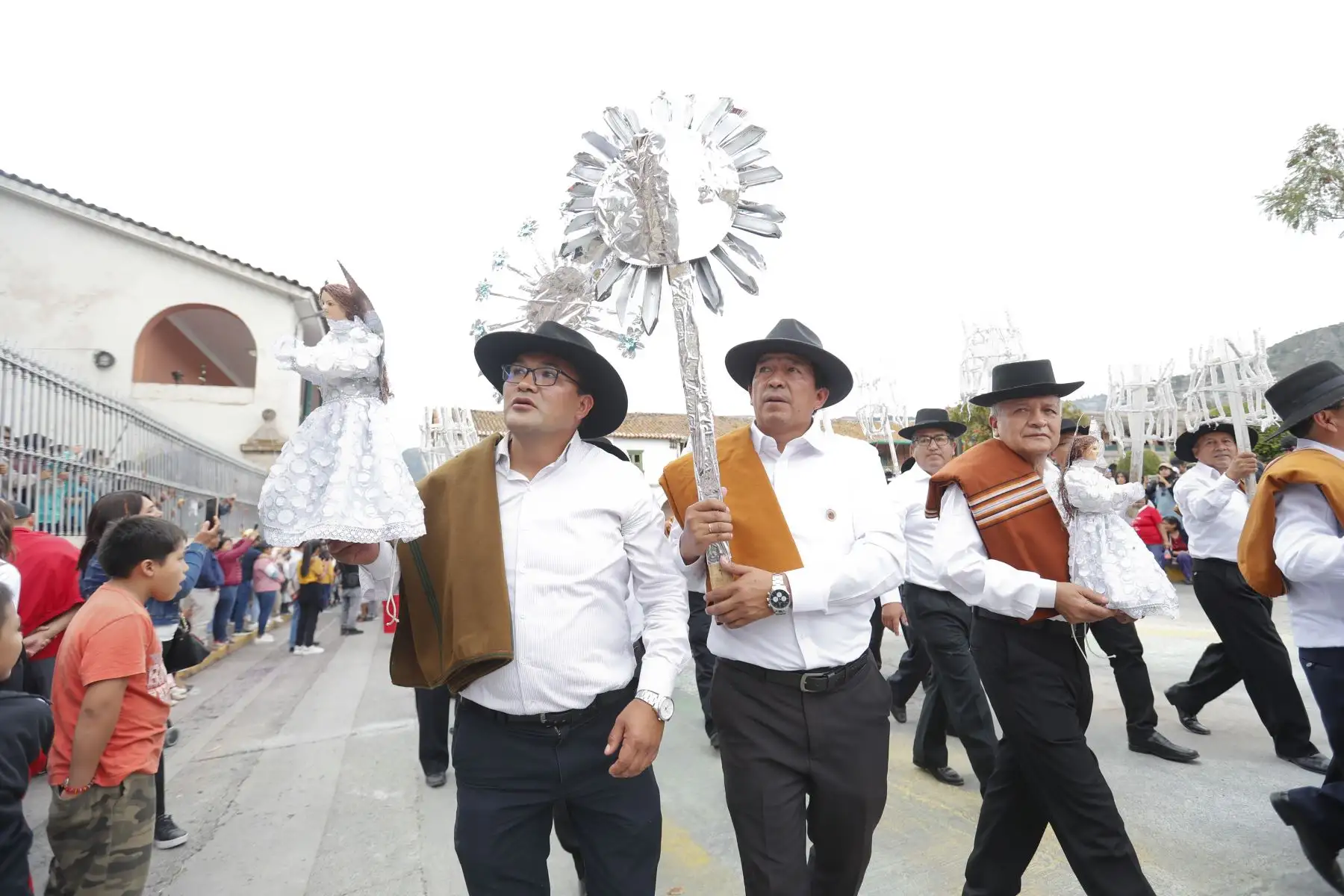 Semana Santa en Huamanga: como es tradición, grupos de mayordomos ingresaron a la Catedral de Ayacucho y entregaron ofrendas y cirios para el anda de la Pascua de Resurrección, la cual saldrá en procesión el domingo por la madrugada. Foto: ANDINA/Daniel Bracamonte