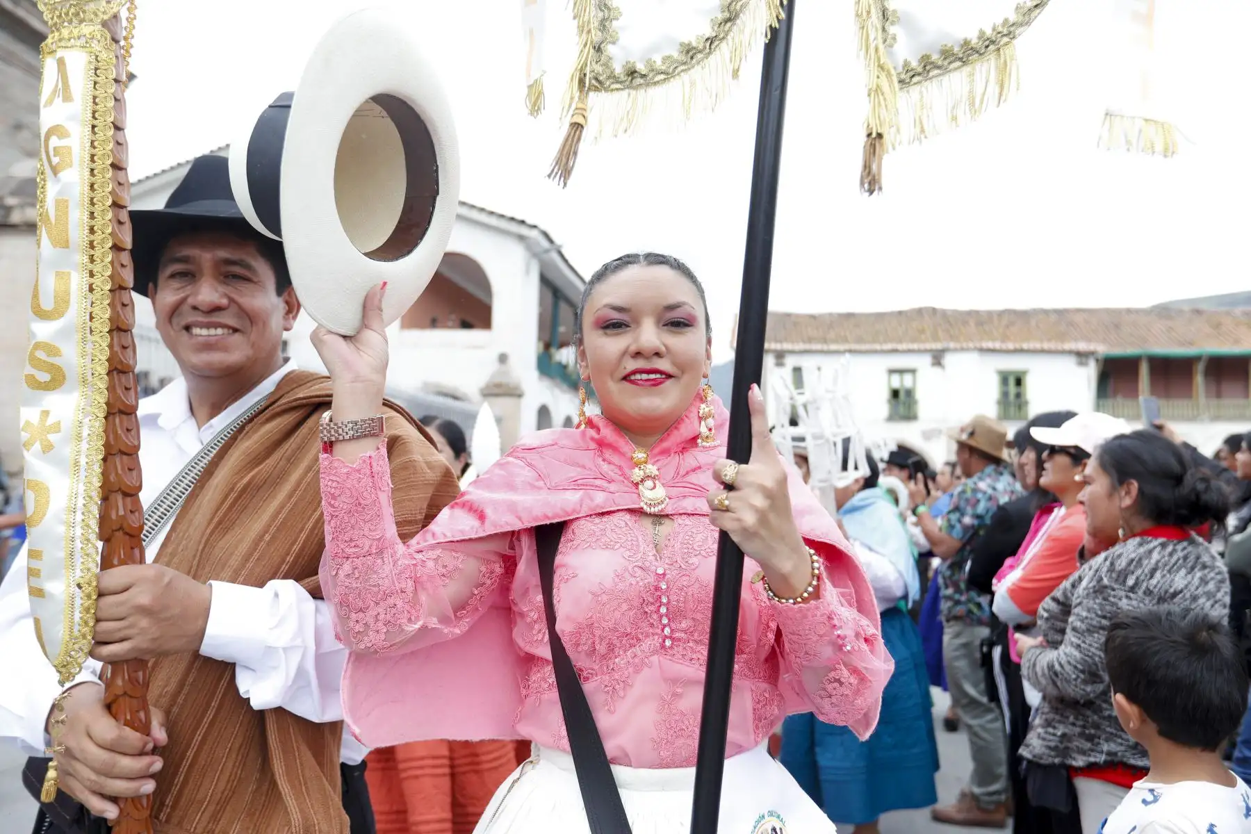 Semana Santa en Huamanga: como es tradición, grupos de mayordomos ingresaron a la Catedral de Ayacucho y entregaron ofrendas y cirios para el anda de la Pascua de Resurrección, la cual saldrá en procesión el domingo por la madrugada. Foto: ANDINA/Daniel Bracamonte