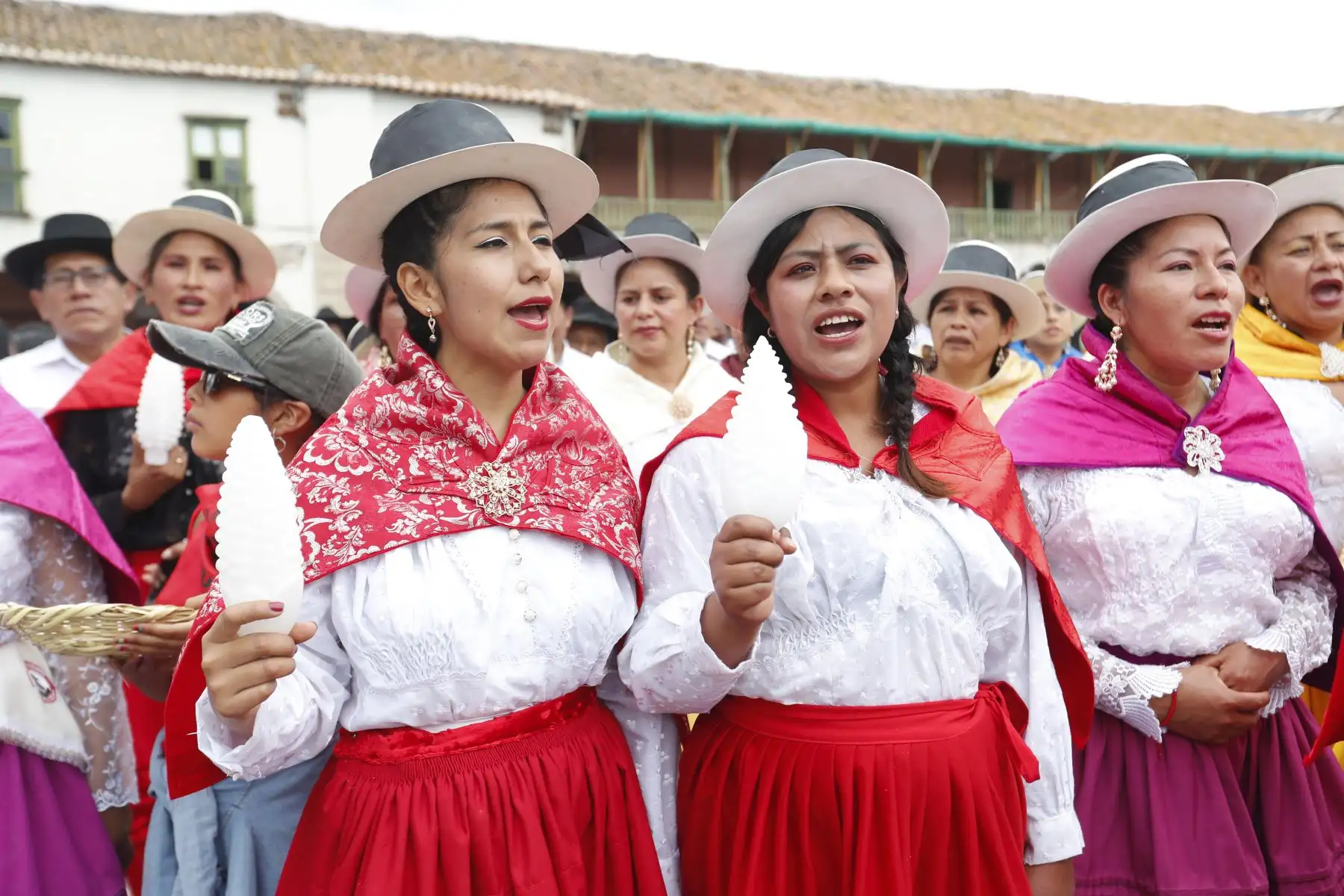Semana Santa en Huamanga: como es tradición, grupos de mayordomos ingresaron a la Catedral de Ayacucho y entregaron ofrendas y cirios para el anda de la Pascua de Resurrección, la cual saldrá en procesión el domingo por la madrugada. Foto: ANDINA/Daniel Bracamonte