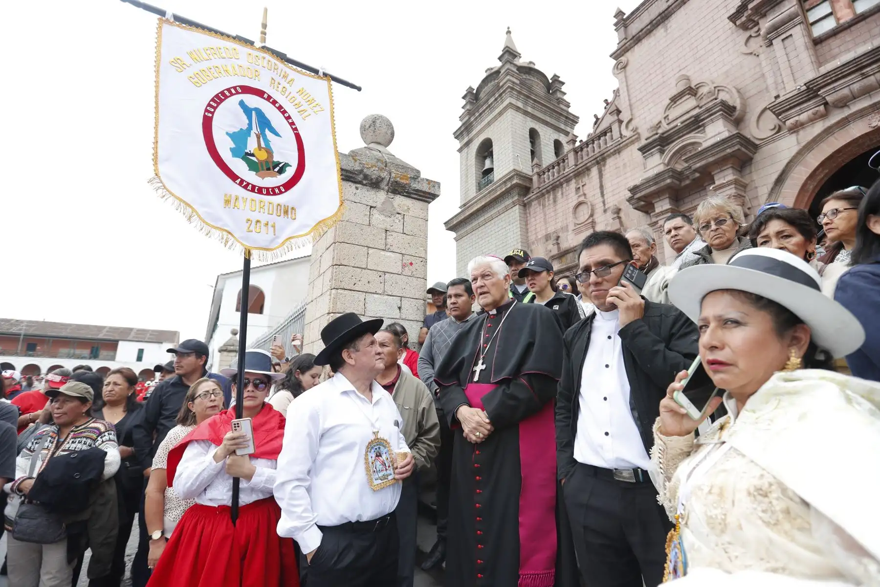 Semana Santa en Huamanga: como es tradición, grupos de mayordomos ingresaron a la Catedral de Ayacucho y entregaron ofrendas y cirios para el anda de la Pascua de Resurrección, la cual saldrá en procesión el domingo por la madrugada. Foto: ANDINA/Daniel Bracamonte
