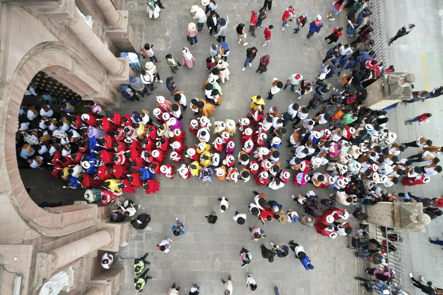 Semana Santa en Huamanga: como es tradición, grupos de mayordomos ingresaron a la Catedral de Ayacucho y entregaron ofrendas y cirios para el anda de la Pascua de Resurrección, la cual saldrá en procesión el domingo por la madrugada. Foto: ANDINA/Daniel Bracamonte