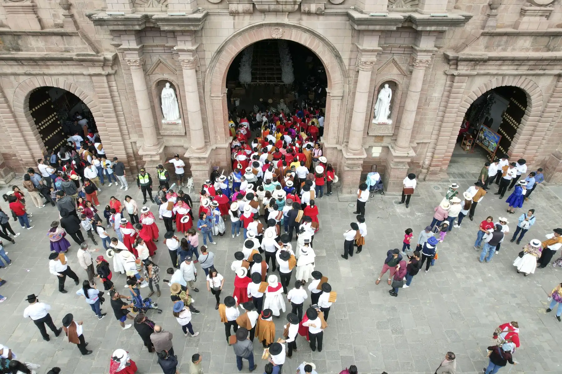 Semana Santa en Huamanga: como es tradición, grupos de mayordomos ingresaron a la Catedral de Ayacucho y entregaron ofrendas y cirios para el anda de la Pascua de Resurrección, la cual saldrá en procesión el domingo por la madrugada. Foto: ANDINA/Daniel Bracamonte