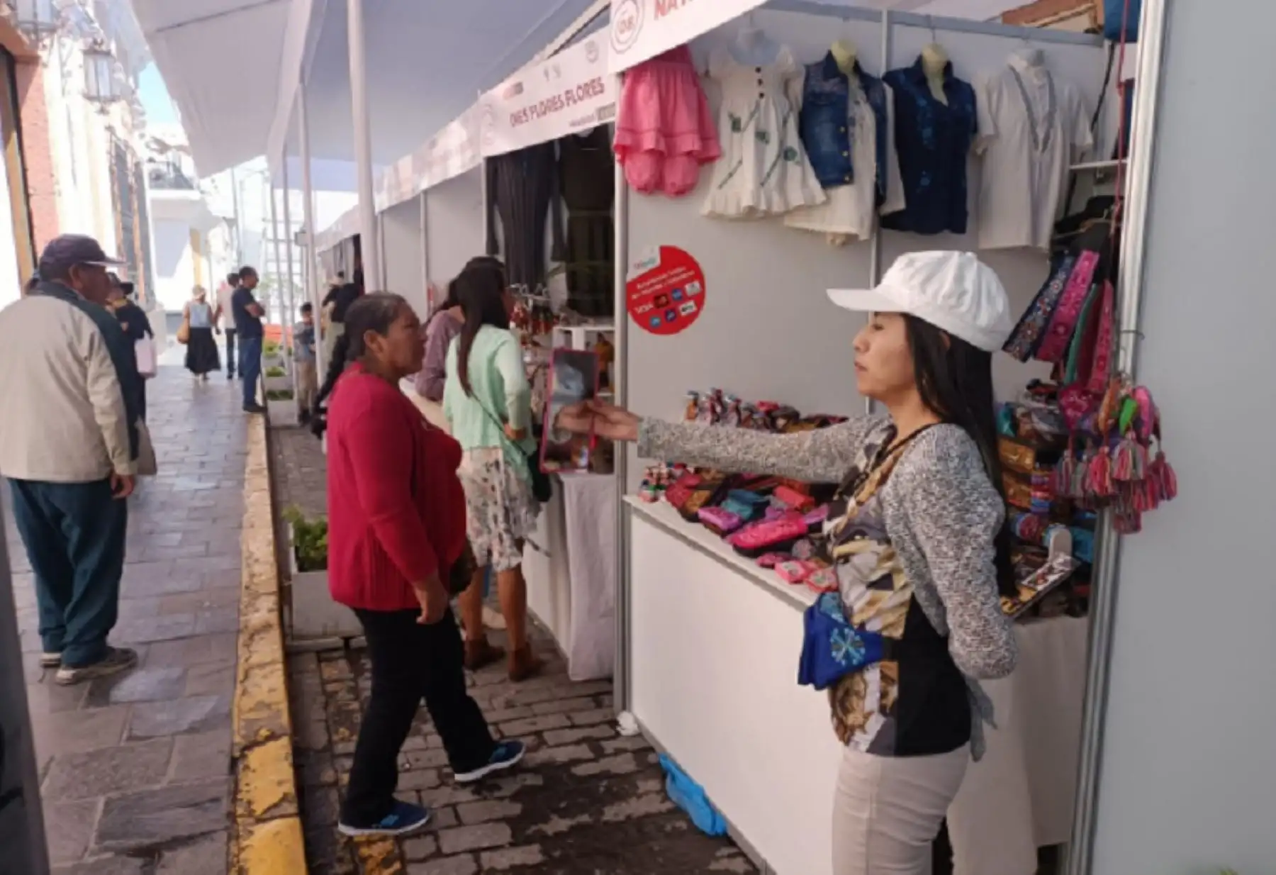 Numerosas familias arequipeñas, así como turistas nacionales y extranjeros disfrutan en la Ciudad Blanca del feriado largo por Semana Santa, participando de las diversas actividades religiosas, artesanales, gastronómicas y turísticas programadas para la ocasión.