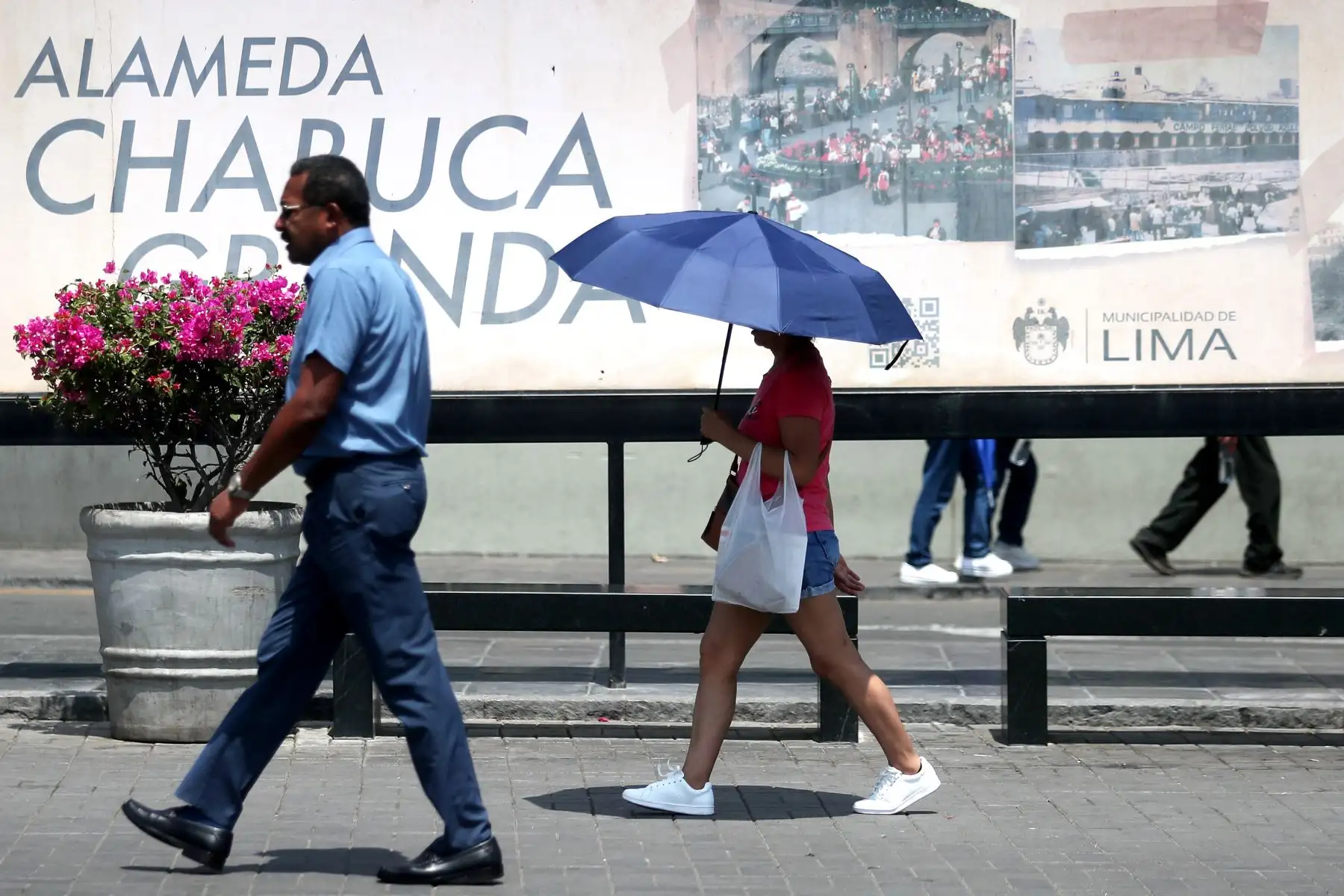 Senamhi informa que desde el día de hoy, Sábado 08 de abril  hasta el martes 11 se presentará el incremento de la temperatura en la costa. Además se esperan altos niveles de radiación ultravioleta sobretodo al mediodía. La sensación de bochorno y las altas temperaturas nocturnas continuarán. 
Foto: ANDINA/Ricardo Cuba