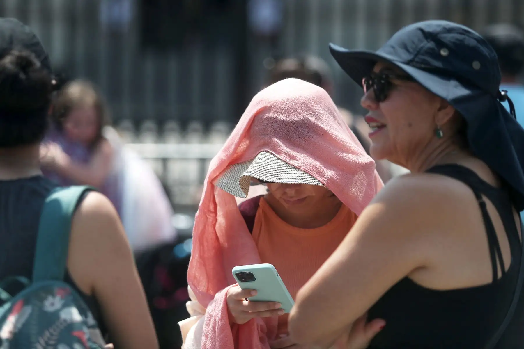 Senamhi informa que desde el día de hoy, Sábado 08 de abril  hasta el martes 11 se presentará el incremento de la temperatura en la costa. Además se esperan altos niveles de radiación ultravioleta sobretodo al mediodía. La sensación de bochorno y las altas temperaturas nocturnas continuarán. 
Foto: ANDINA/Ricardo Cuba