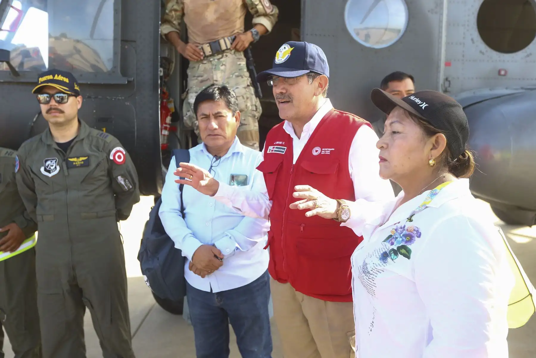 Lo acompañan los congresistas por Piura, Maricruz Zeta y José Pazo Nunura, así como el jefe del Instituto Nacional de Defensa Civil, técnicos de 
Provías y los generales a cargo de la emergencia del Ejército del Perú y Fuerza Aérea del Perú. Foto: ANDINA/Ministerio de Defensa