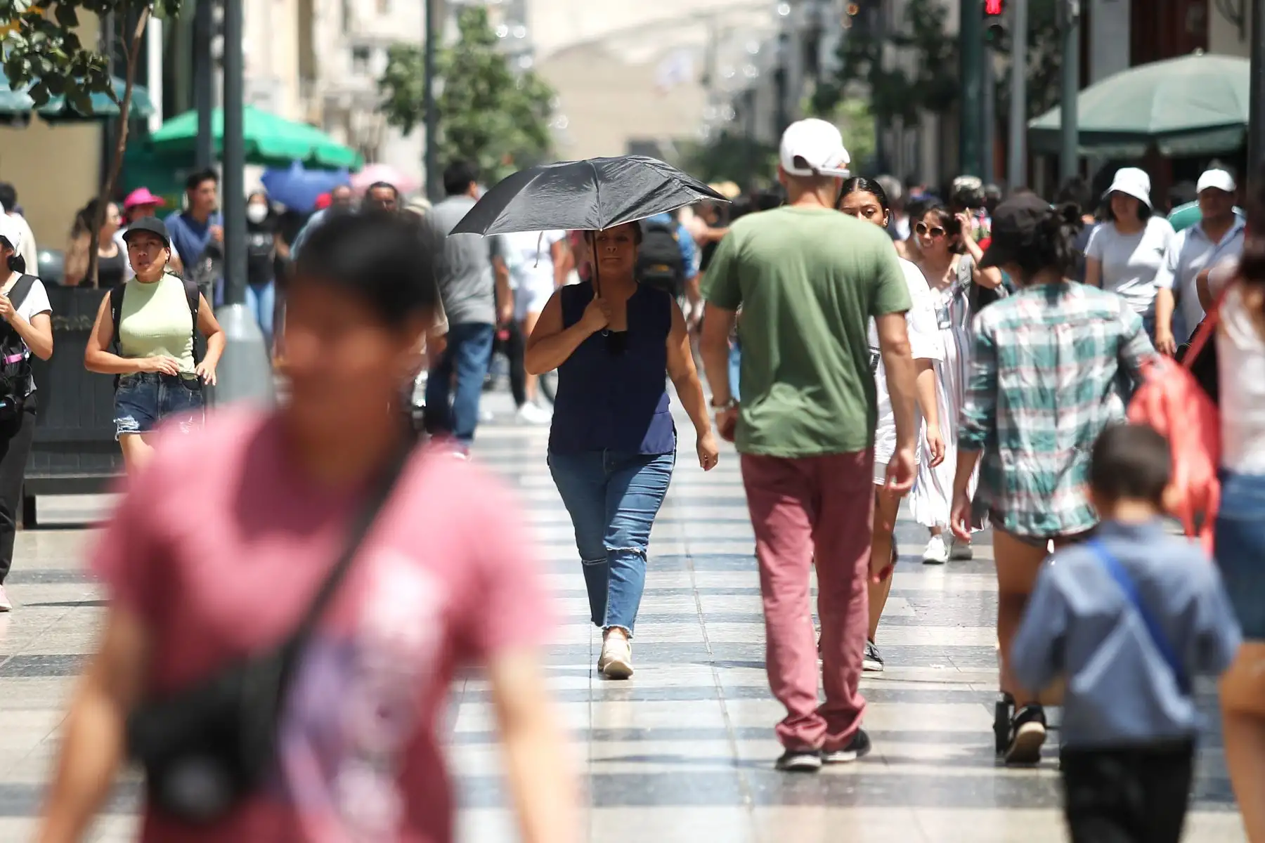 Senamhi informa que desde el día de hoy, Sábado 08 de abril  hasta el martes 11 se presentará el incremento de la temperatura en la costa. Además se esperan altos niveles de radiación ultravioleta sobretodo al mediodía. La sensación de bochorno y las altas temperaturas nocturnas continuarán. 
Foto: ANDINA/Ricardo Cuba