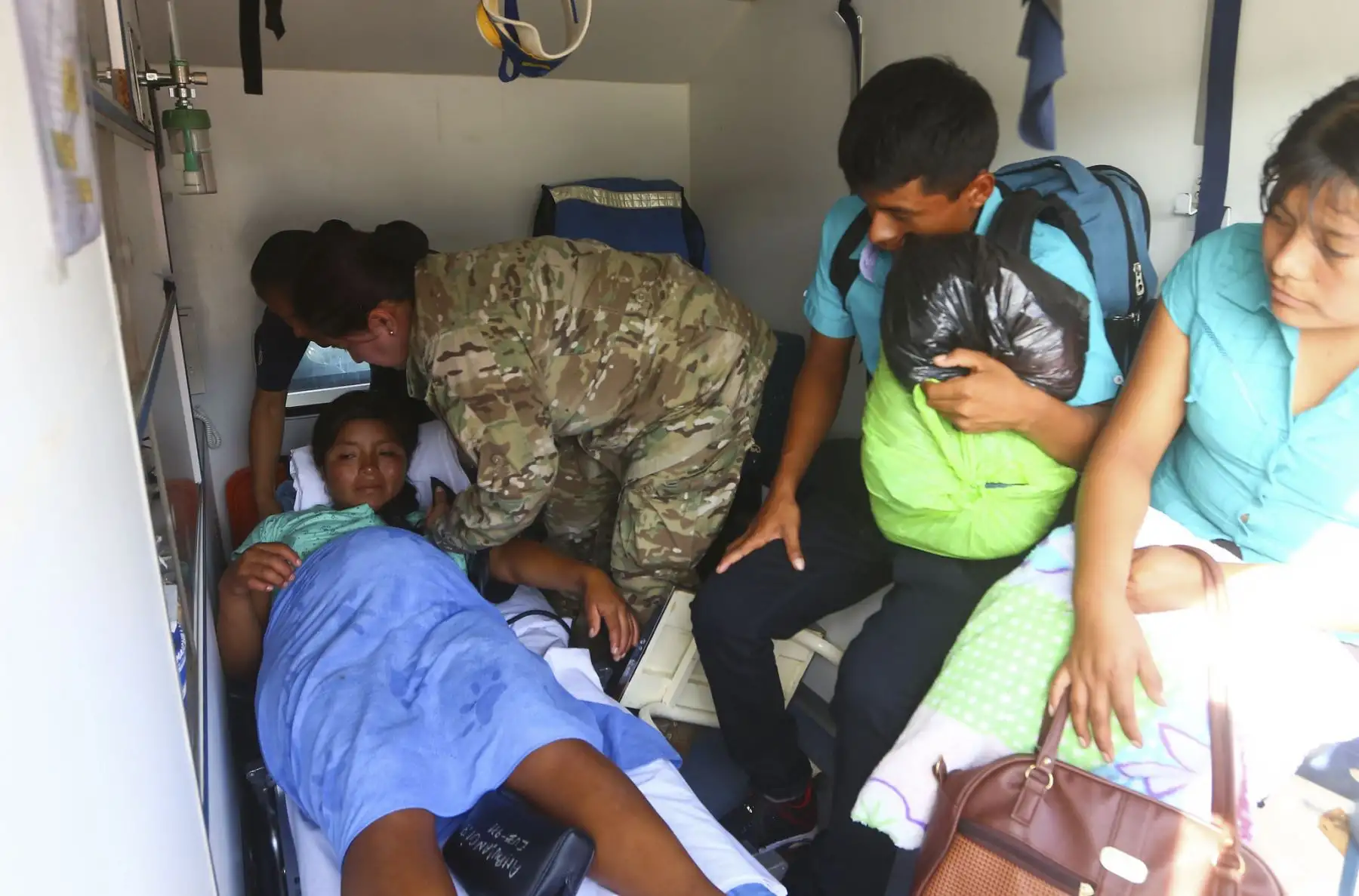 Ministro de Defensa Jorge Chávez Cresta, en su tercer día en la región Piura, realiza sobrevuelo y rescate a mujer embarazada en caserio El Sauce, en el desierto de Sechura. Foto: ANDINA/Ministerio de Defensa