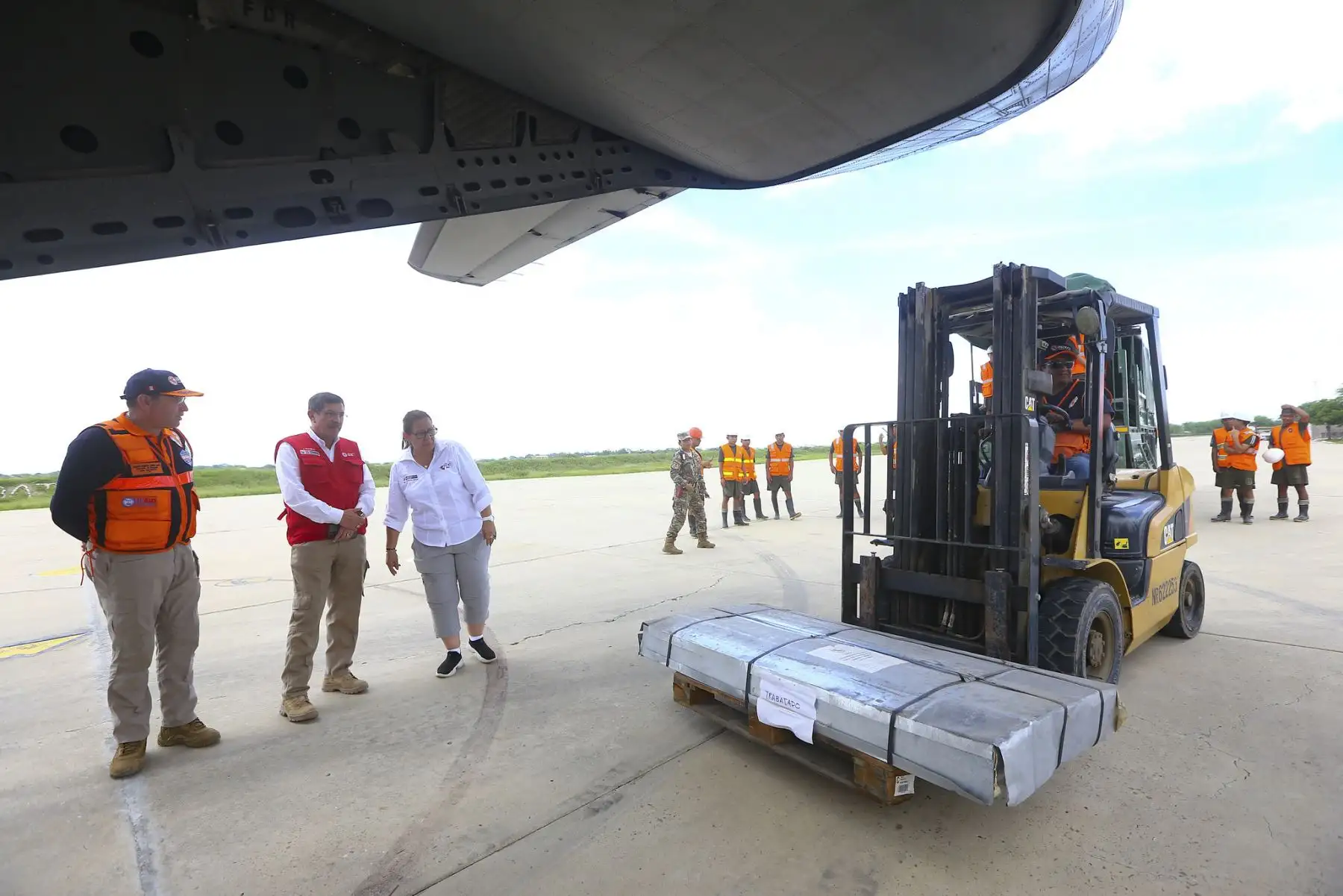 Ministro Jorge Chávez Cresta supervisó la llegada de 6 toneladas de calaminas del Instituto Nacional de Defensa Civil, equivalentes a 2 mil planchas, desde su almacén nacional, destinados para los AA.HH La Molina 2 y 13 Noviembre en Piura. Material fue transladado en un avión de la Fuerza Aérea del Perú. Foto: ANDINA/Ministerio de Defensa