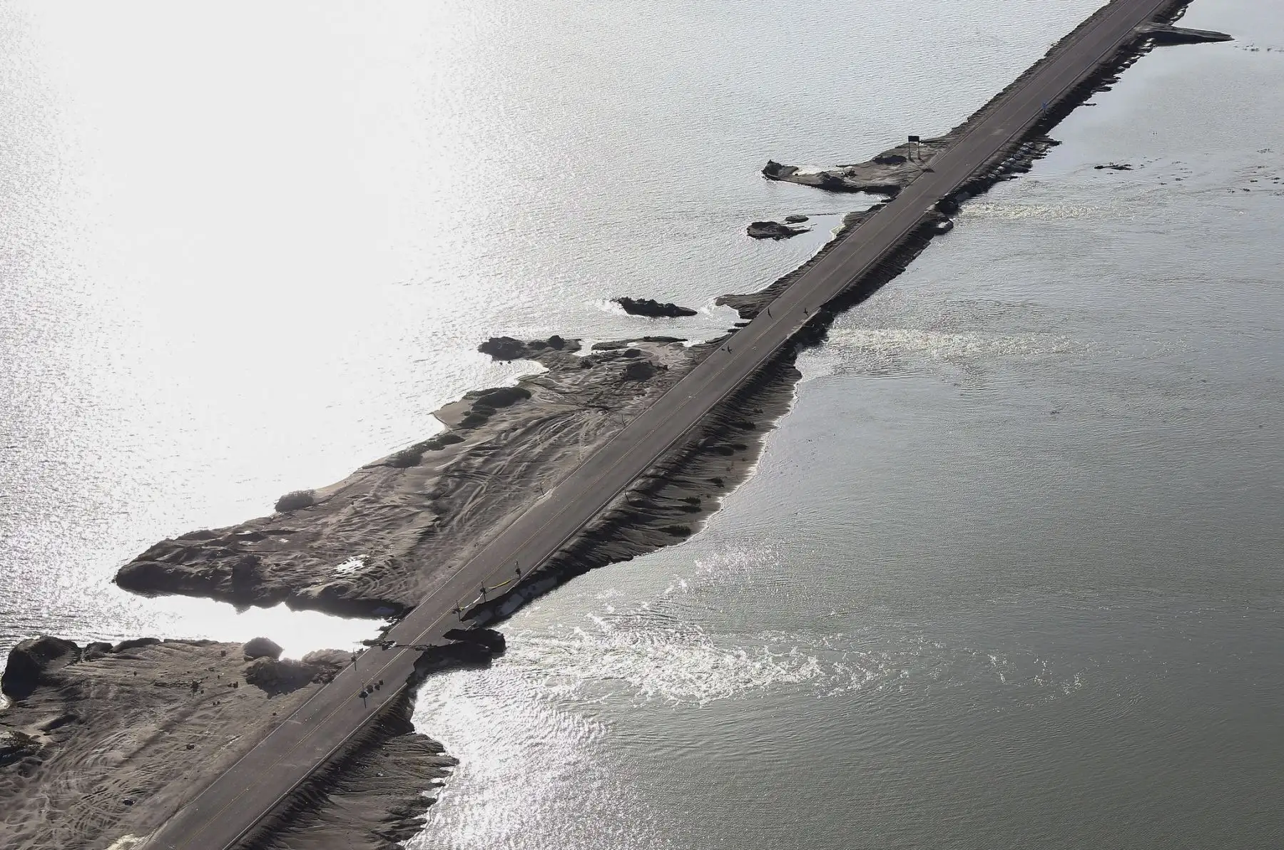 En su tercer día de trabajo en Piura, el ministro Jorge Chávez Cresta sobrevuela Parachique, localidad de la provincia de Sechura, afectada por la destrucción de un tramo de la carretera Bayóvar-Chiclayo. Foto: ANDINA/Ministerio de Defensa