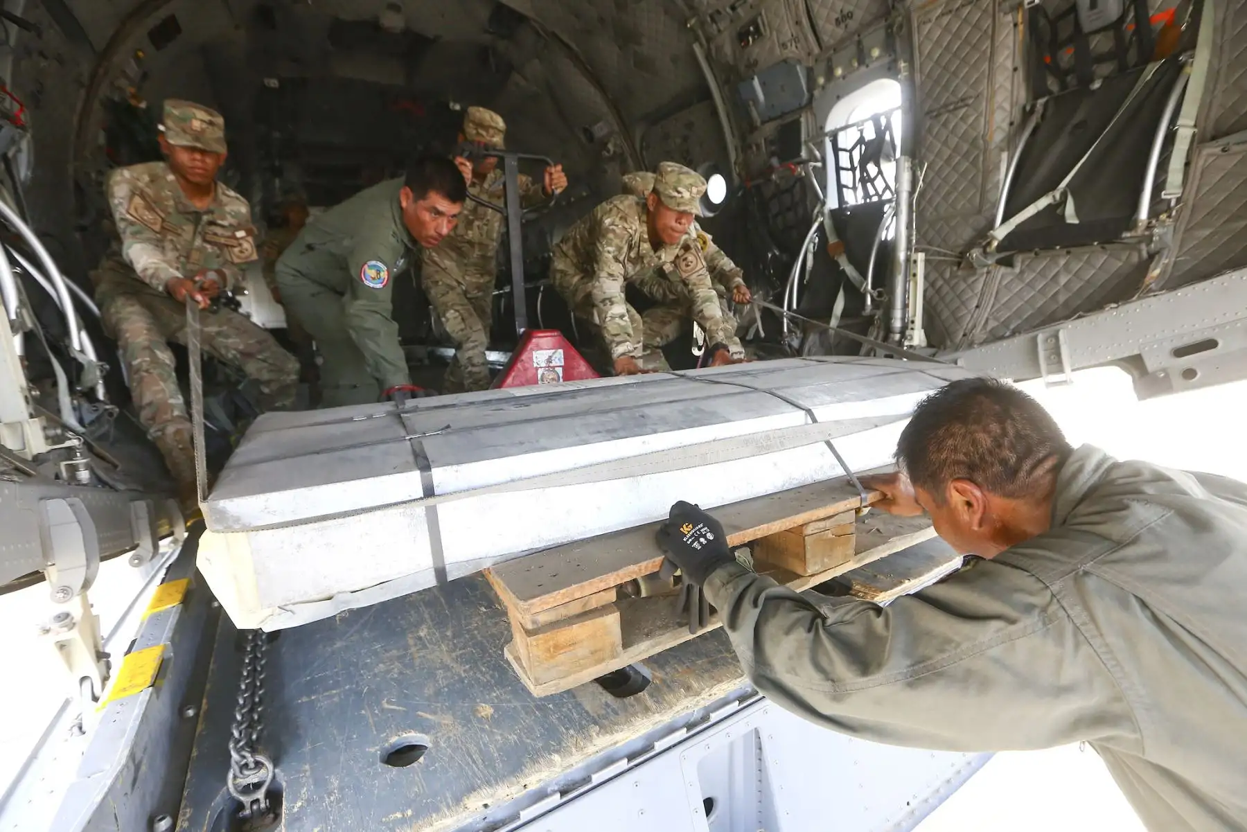 Ministro 
Jorge Chávez Cresta supervisó la llegada de 6 toneladas de calaminas del Instituto Nacional de Defensa Civil
, equivalentes a 2 mil planchas, desde su almacén nacional, destinados para los AA.HH La Molina 2 y 13 Noviembre en Piura. Material fue transladado en un avión de la Fuerza Aérea del Perú. Foto: ANDINA/Ministerio de Defensa
