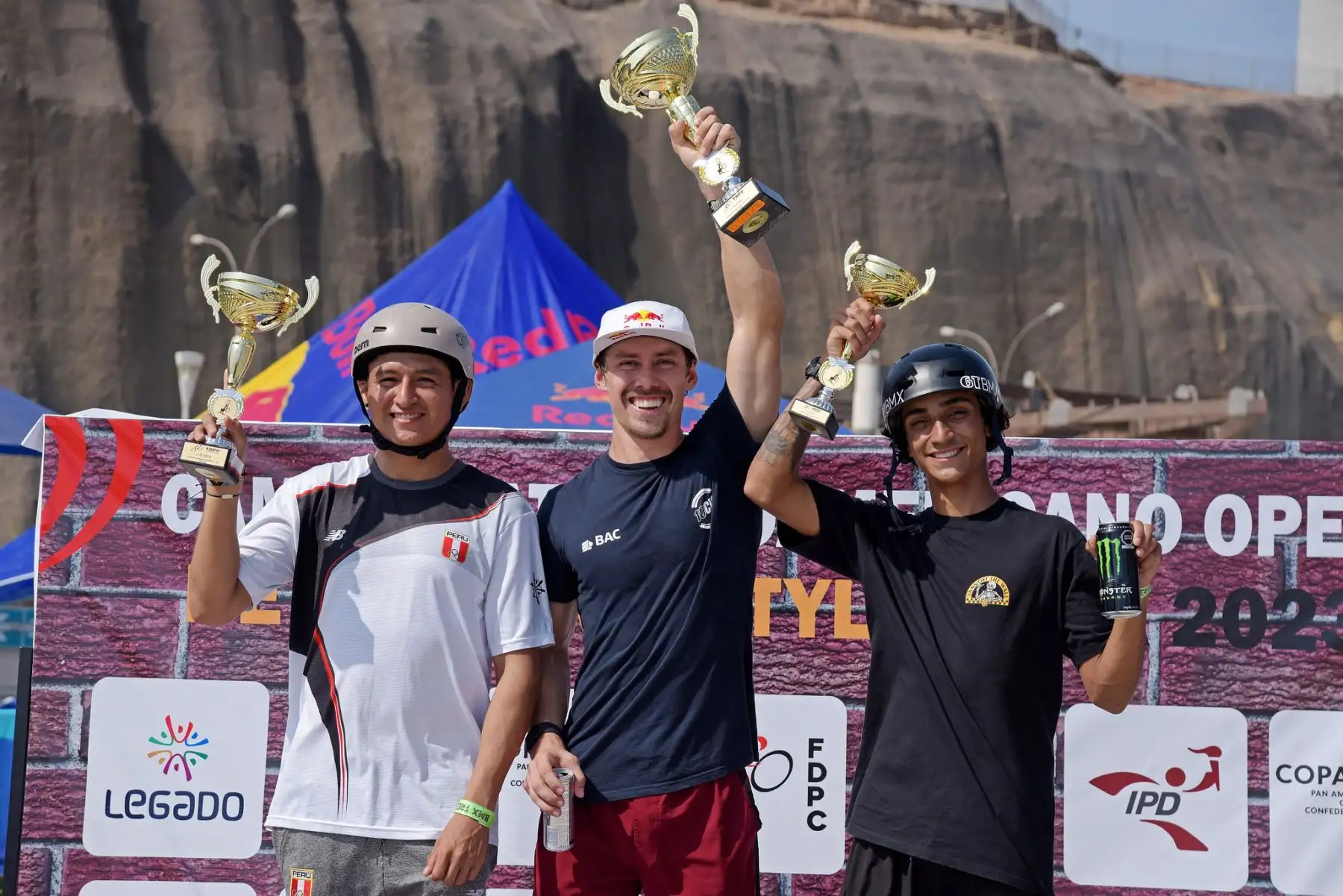 Luego de dos días de dura competencia, el Primer Sudamericano de BMX Freestyle, organizado en nuestro país, se cerró con broche de oro con una épica final protagonizada por el peruano Arnold Montañez ante el olímpico Kenneth Tencio, ubicado entre los mejores del mundo. Ambos no se dieron tregua en el circuito de la sede Legado Costa Verde. Foto: ANDINA/Legado