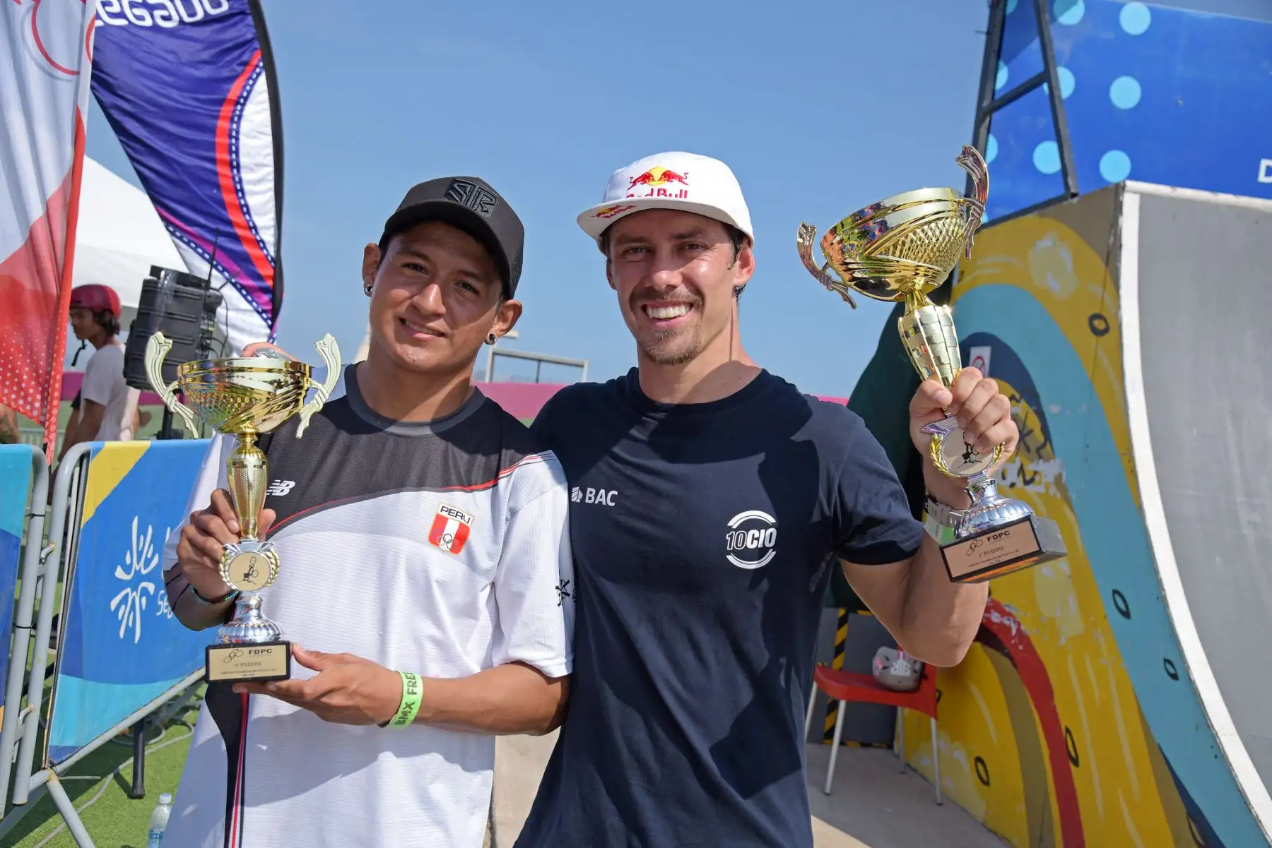 Luego de dos días de dura competencia, el Primer Sudamericano de BMX Freestyle, organizado en nuestro país, se cerró con broche de oro con una épica final protagonizada por el peruano Arnold Montañez ante el olímpico Kenneth Tencio, ubicado entre los mejores del mundo. Ambos no se dieron tregua en el circuito de la sede Legado Costa Verde. Foto: ANDINA/Legado