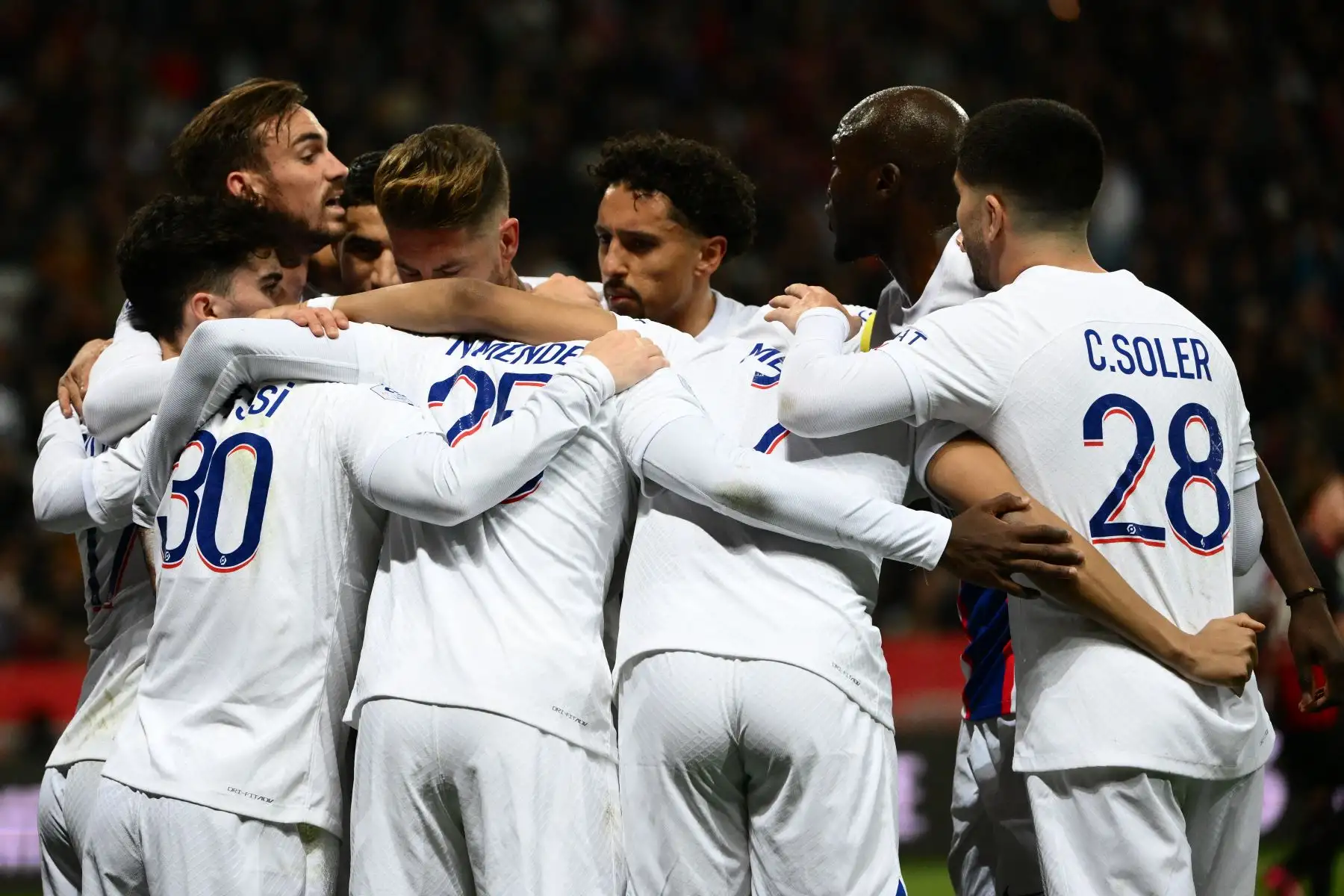 El delantero argentino del París Saint-Germain Lionel Messi (oculto) es felicitado por sus compañeros tras marcar un gol durante el partido de fútbol de la L1 francesa entre el Niza (OGCN) y el París Saint-Germain (PSG) en el estadio Allianz Riviera de Niza. Foto: AFP