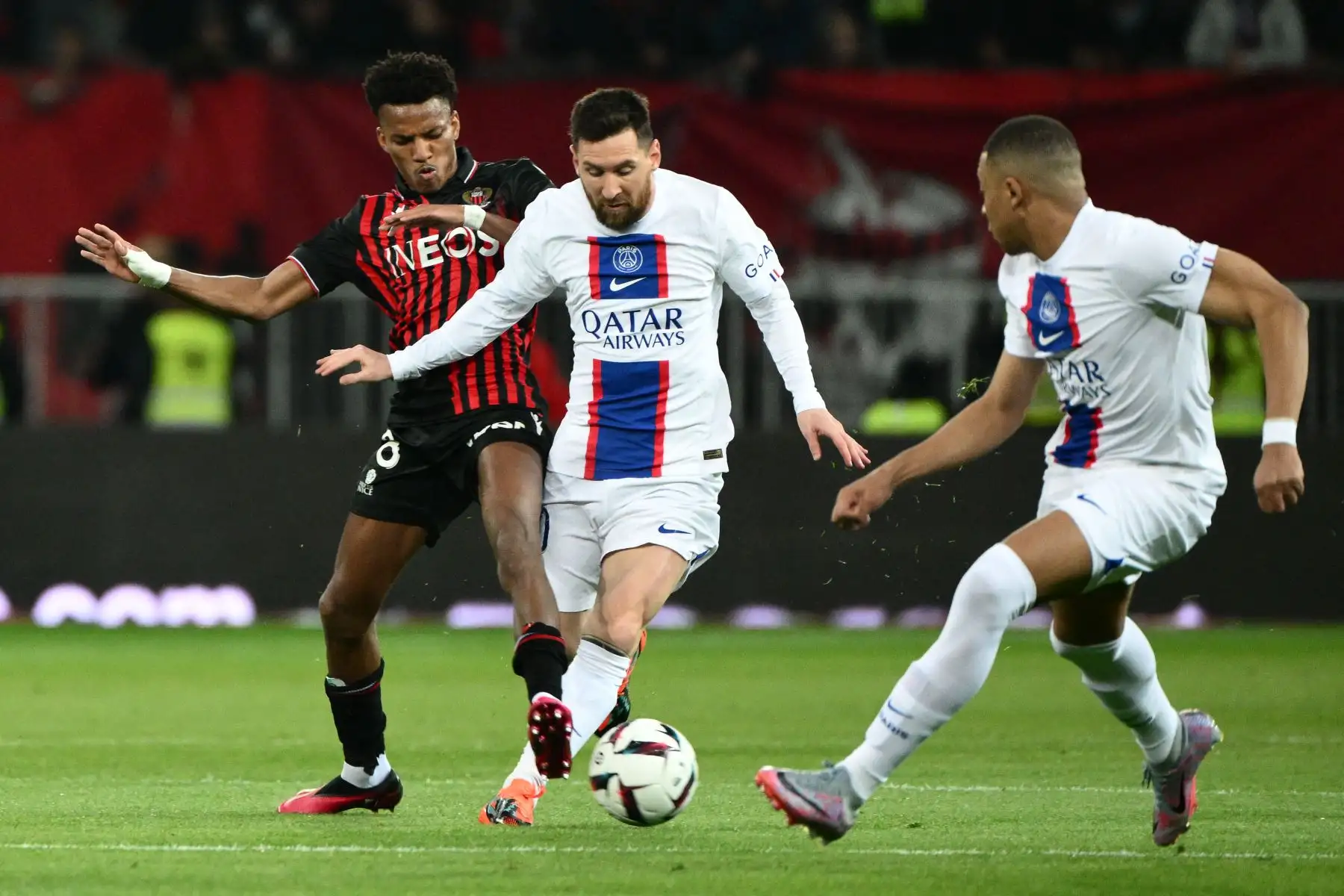 El defensa del Niza Umurundi Youssuf Ndayishimiye (i) lucha por el balón con el delantero argentino del París Saint-Germain Lionel Messi durante el partido de fútbol de la L1 francesa entre el Niza (OGCN) y el París Saint-Germain (PSG) disputado en el estadio Allianz Riviera de Niza. Foto: AFP