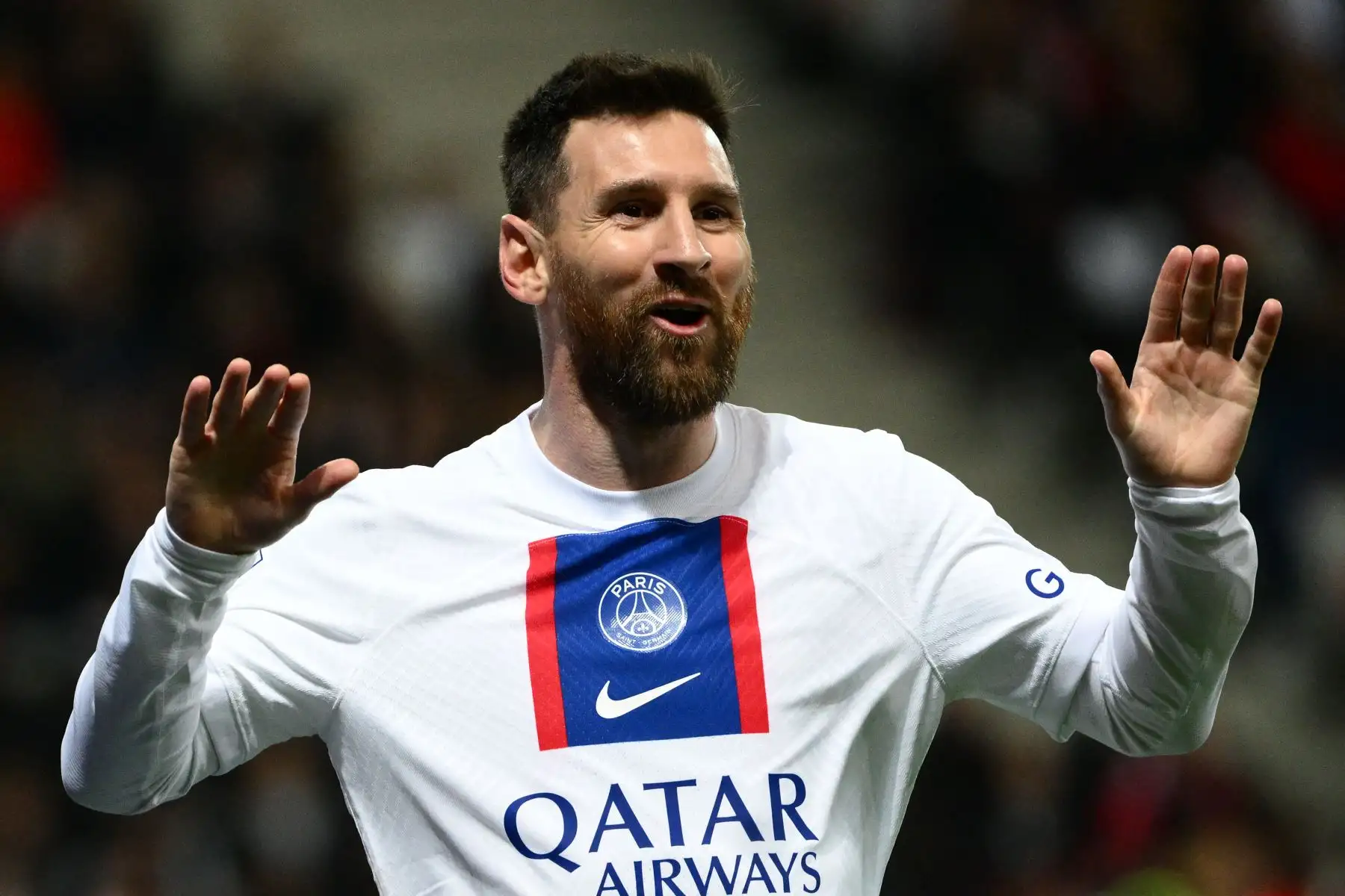El delantero argentino del París Saint-Germain Lionel Messi celebra tras marcar un gol durante el partido de fútbol de la L1 francesa entre el Niza (OGCN) y el París Saint-Germain (PSG) en el estadio Allianz Riviera de Niza. Foto: AFP