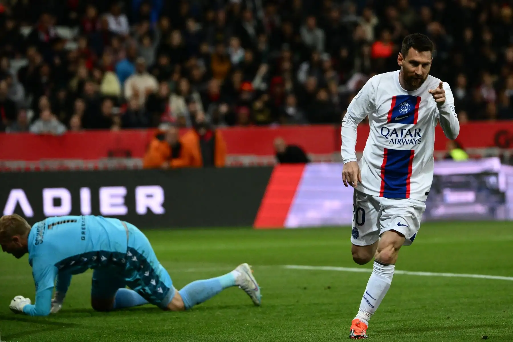 El delantero argentino del París Saint-Germain Lionel Messi celebra tras marcar un gol durante el partido de fútbol de la L1 francesa entre el Niza (OGCN) y el París Saint-Germain (PSG) en el estadio Allianz Riviera de Niza. Foto: AFP