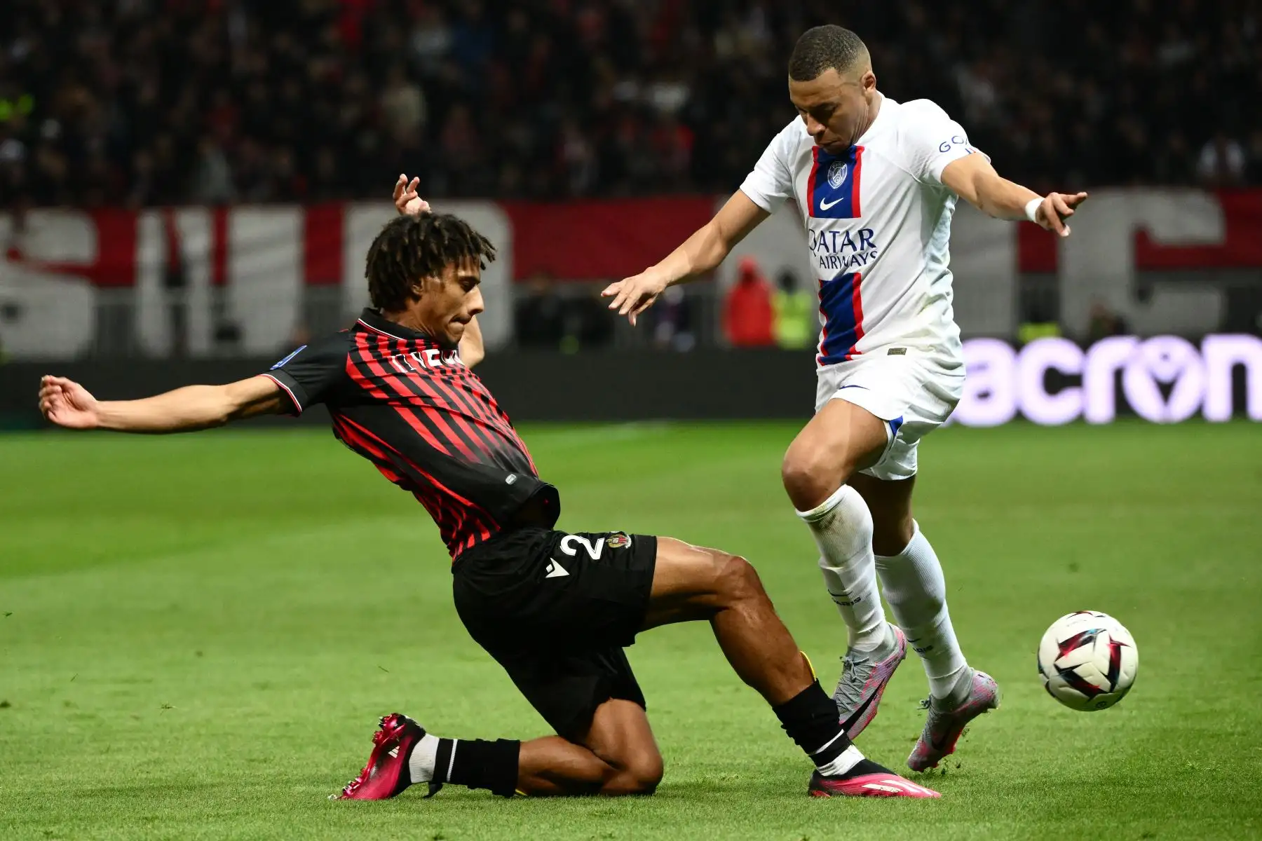 El delantero francés del París Saint-Germain Kylian Mbappe (d) lucha por el balón con el defensa francés del Niza Jean-Clair Todibo durante el partido de fútbol de la L1 francesa entre el Niza (OGCN) y el París Saint-Germain (PSG) en el estadio Allianz Riviera de Niza. Foto: AFP