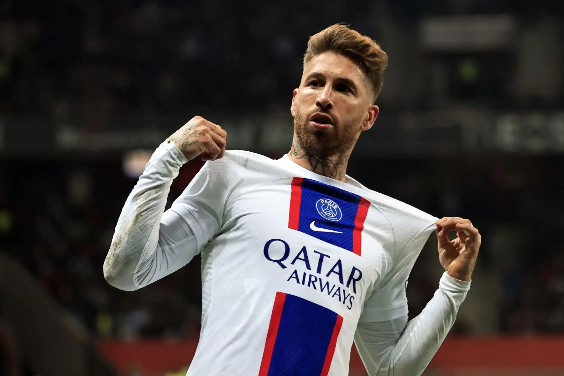 El defensa español del París Saint-Germain Sergio Ramos celebra tras marcar un gol durante el partido de fútbol de la L1 francesa entre el Niza (OGCN) y el París Saint-Germain (PSG) en el estadio Allianz Riviera de Niza. Foto: AFP