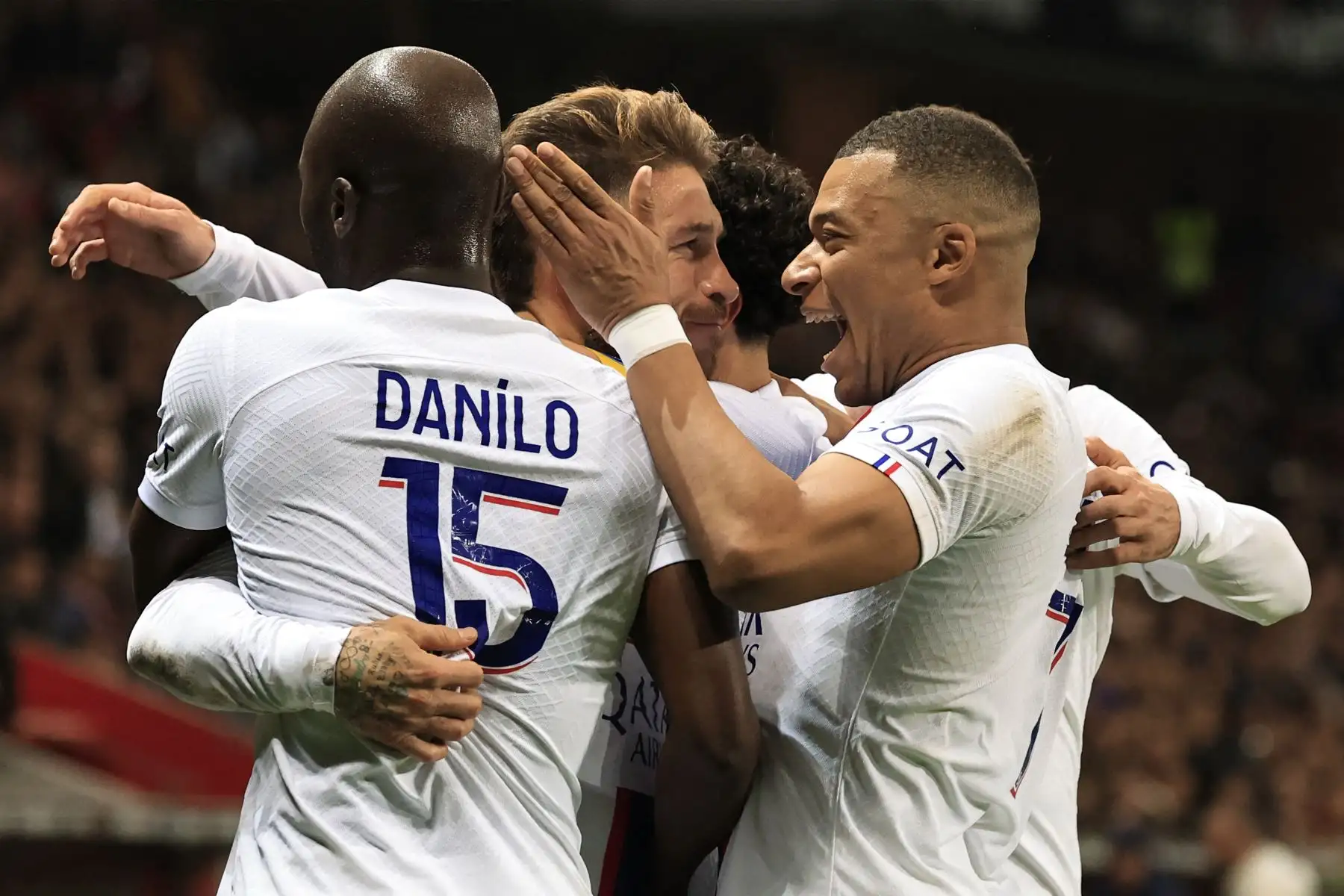 El defensa español del París Saint-Germain Sergio Ramos (C) celebra con sus compañeros tras marcar un gol durante el partido de fútbol de la L1 francesa entre el Niza (OGCN) y el París Saint-Germain (PSG) en el estadio Allianz Riviera de Niza. Foto: AFP