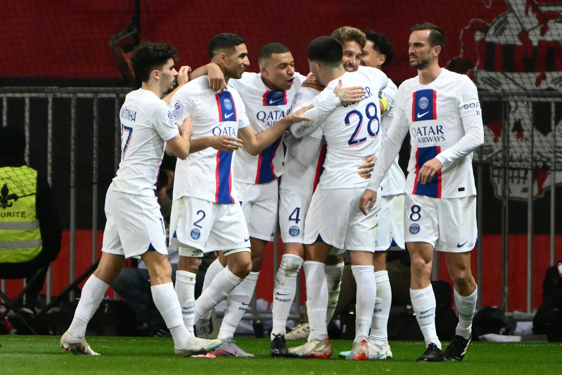 El defensa español del París Saint-Germain Sergio Ramos (3ºR) celebra con sus compañeros tras marcar un gol durante el partido de fútbol de la L1 francesa entre el Niza (OGCN) y el París Saint-Germain (PSG) en el estadio Allianz Riviera de Niza. Foto: AFP