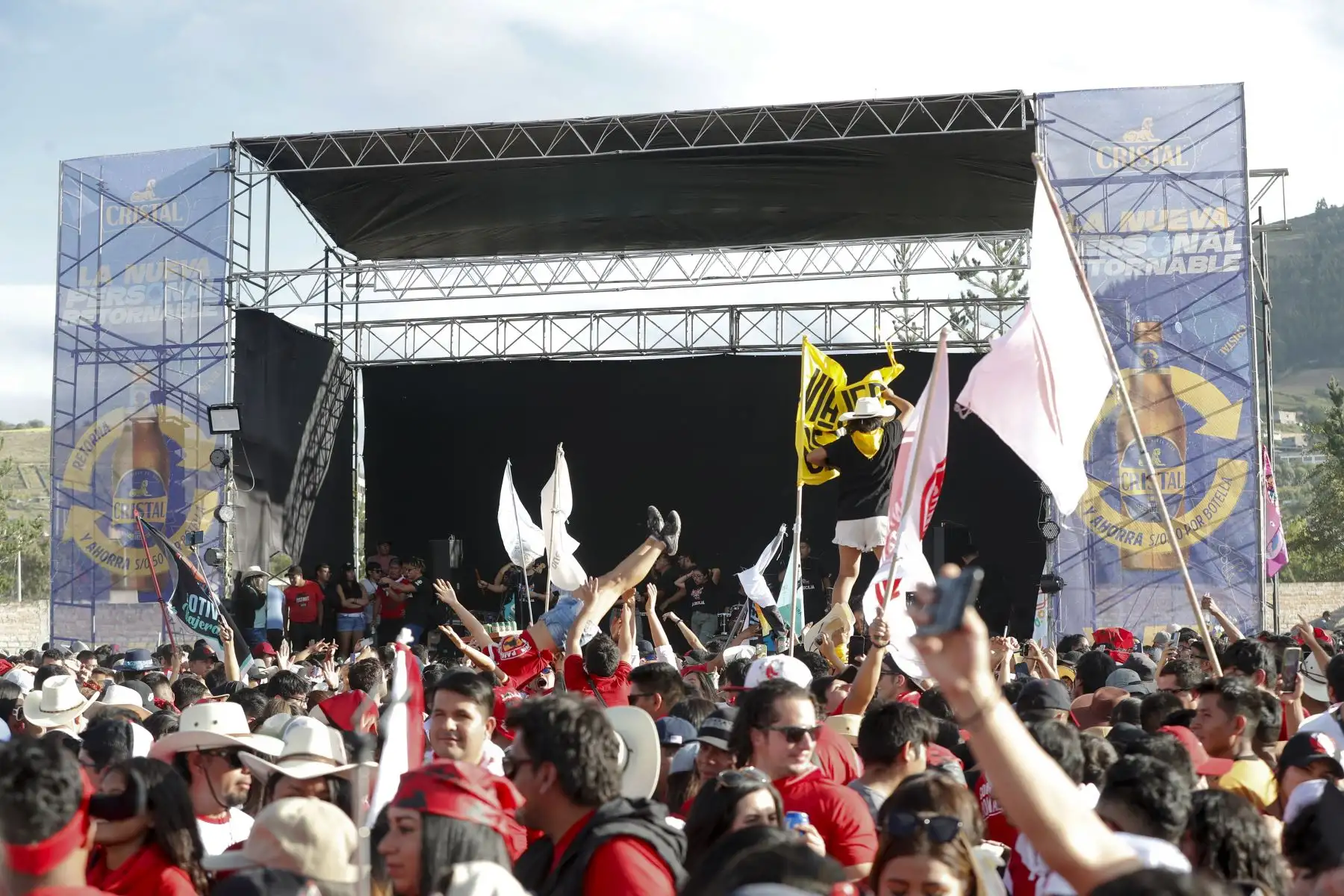 Semana Santa en Ayacucho: música, bailes y mucha diversión en la zona de Quicapata, en Carmen Alto, Ayacucho, donde se realizó el tradicional Pascua Toro, en el marco de las celebraciones por Semana Santa. Cientos de jóvenes acudieron a esta gran fiesta a campo abierto. Foto: ANDINA/Daniel Bracamonte