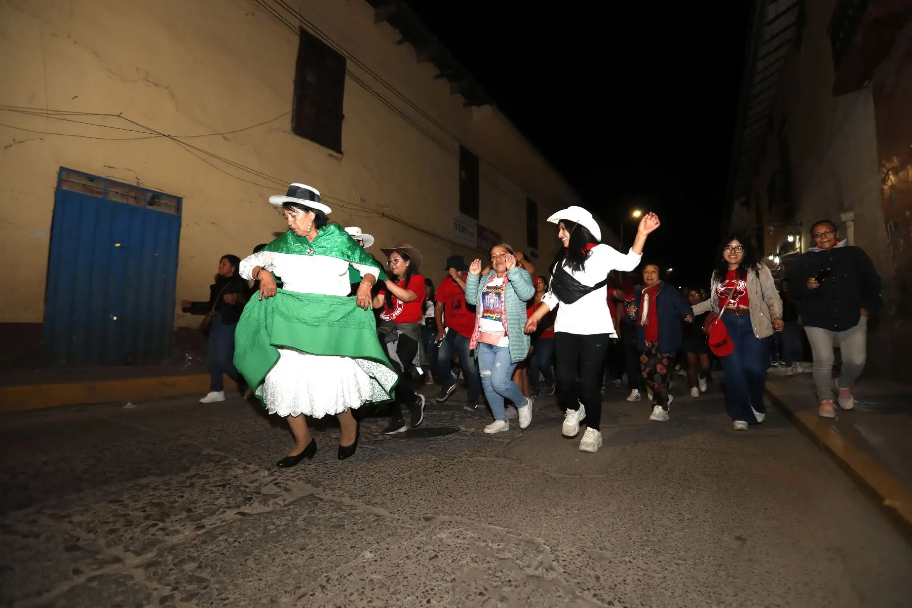 Semana Santa en Ayacucho: en vista de que la Municipalidad Provincial de Huamanga prohibió la realización de fiestas y el consumo de bebidas alcohólicas en el centro histórico de la ciudad, decenas de personas, principalmente jóvenes, salieron por las calles aledañas cantando y danzando al ritmo de bandas de músicos..
Foto: ANDINA/Daniel Bracamonte