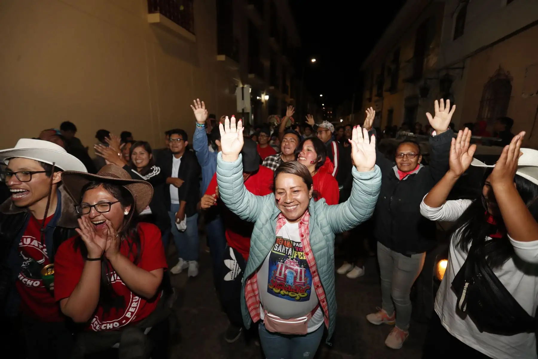 Semana Santa en Ayacucho: en vista de que la Municipalidad Provincial de Huamanga prohibió la realización de fiestas y el consumo de bebidas alcohólicas en el centro histórico de la ciudad, decenas de personas, principalmente jóvenes, salieron por las calles aledañas cantando y danzando al ritmo de bandas de músicos..
Foto: ANDINA/Daniel Bracamonte