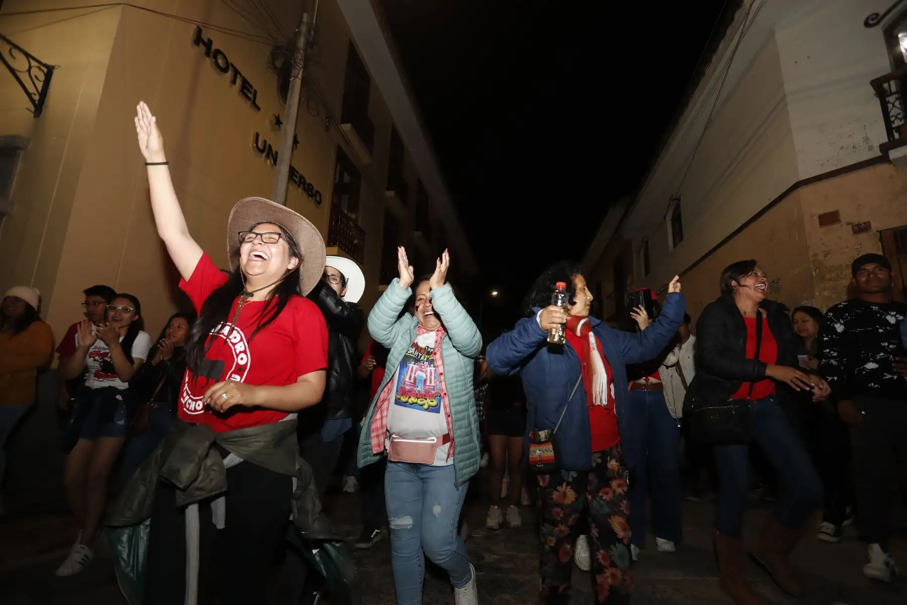 Semana Santa en Ayacucho: en vista de que la Municipalidad Provincial de Huamanga prohibió la realización de fiestas y el consumo de bebidas alcohólicas en el centro histórico de la ciudad, decenas de personas, principalmente jóvenes, salieron por las calles aledañas cantando y danzando al ritmo de bandas de músicos..
Foto: ANDINA/Daniel Bracamonte