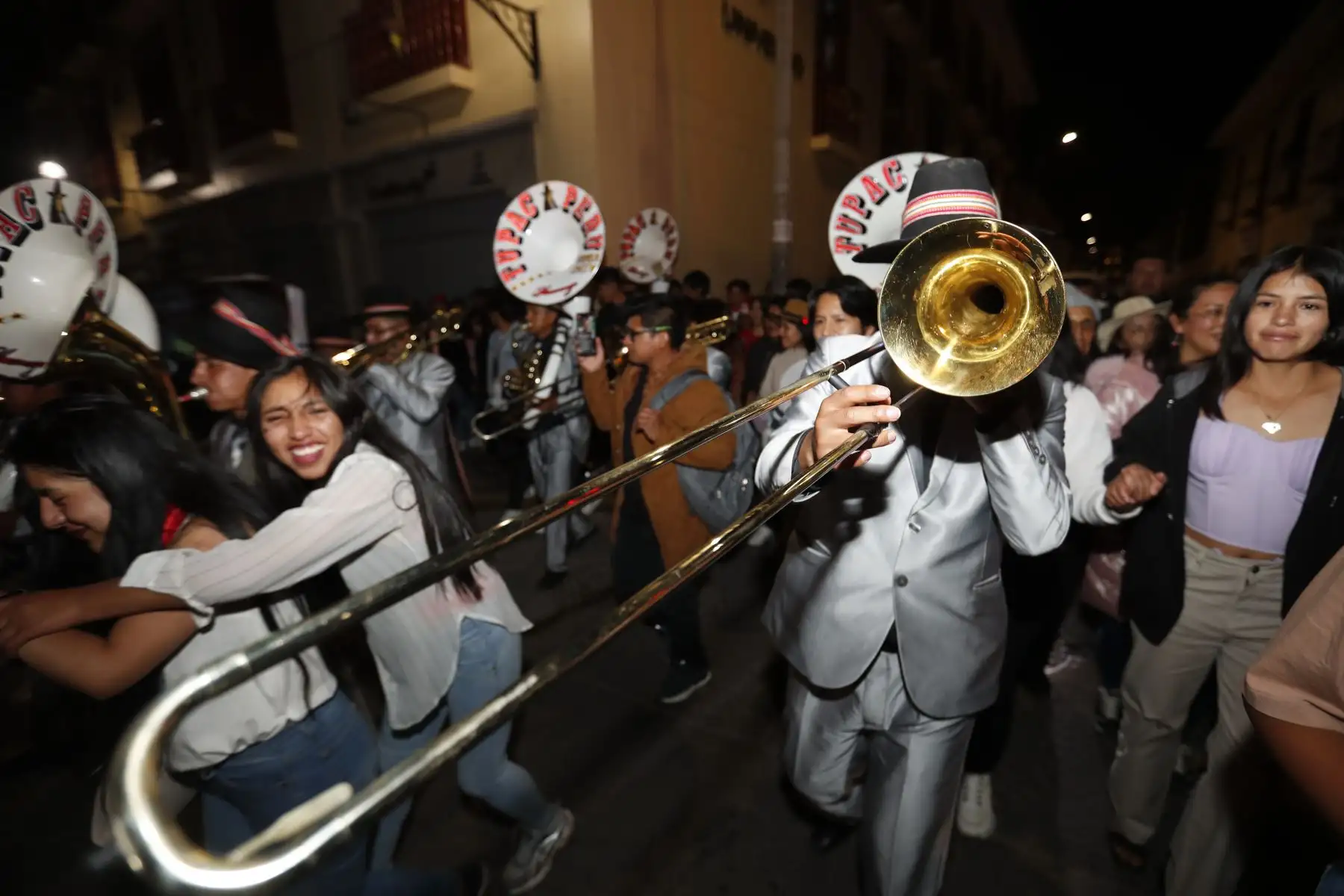 Semana Santa en Ayacucho: en vista de que la Municipalidad Provincial de Huamanga prohibió la realización de fiestas y el consumo de bebidas alcohólicas en el centro histórico de la ciudad, decenas de personas, principalmente jóvenes, salieron por las calles aledañas cantando y danzando al ritmo de bandas de músicos..
Foto: ANDINA/Daniel Bracamonte