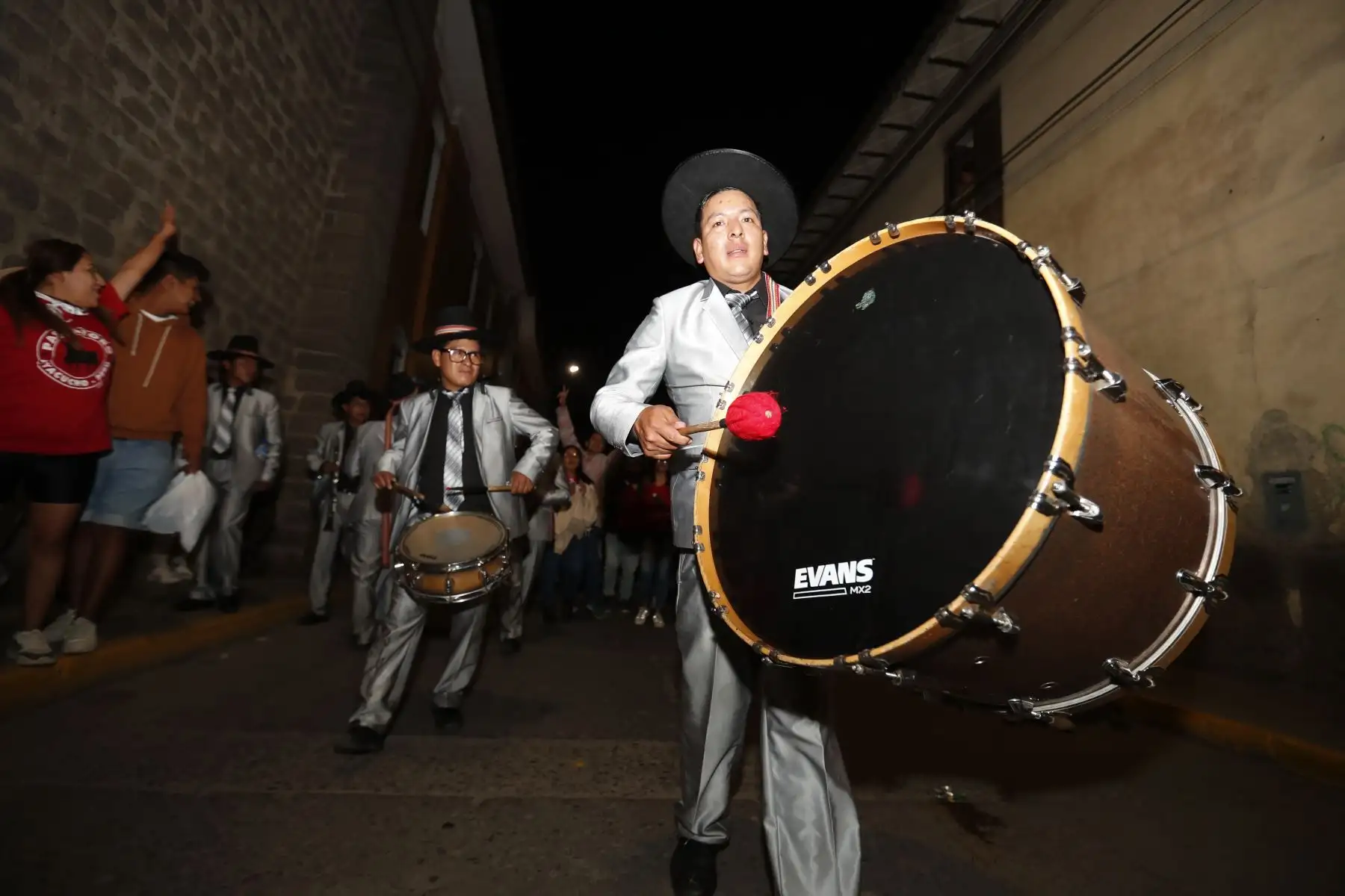 Semana Santa en Ayacucho: en vista de que la Municipalidad Provincial de Huamanga prohibió la realización de fiestas y el consumo de bebidas alcohólicas en el centro histórico de la ciudad, decenas de personas, principalmente jóvenes, salieron por las calles aledañas cantando y danzando al ritmo de bandas de músicos..
Foto: ANDINA/Daniel Bracamonte