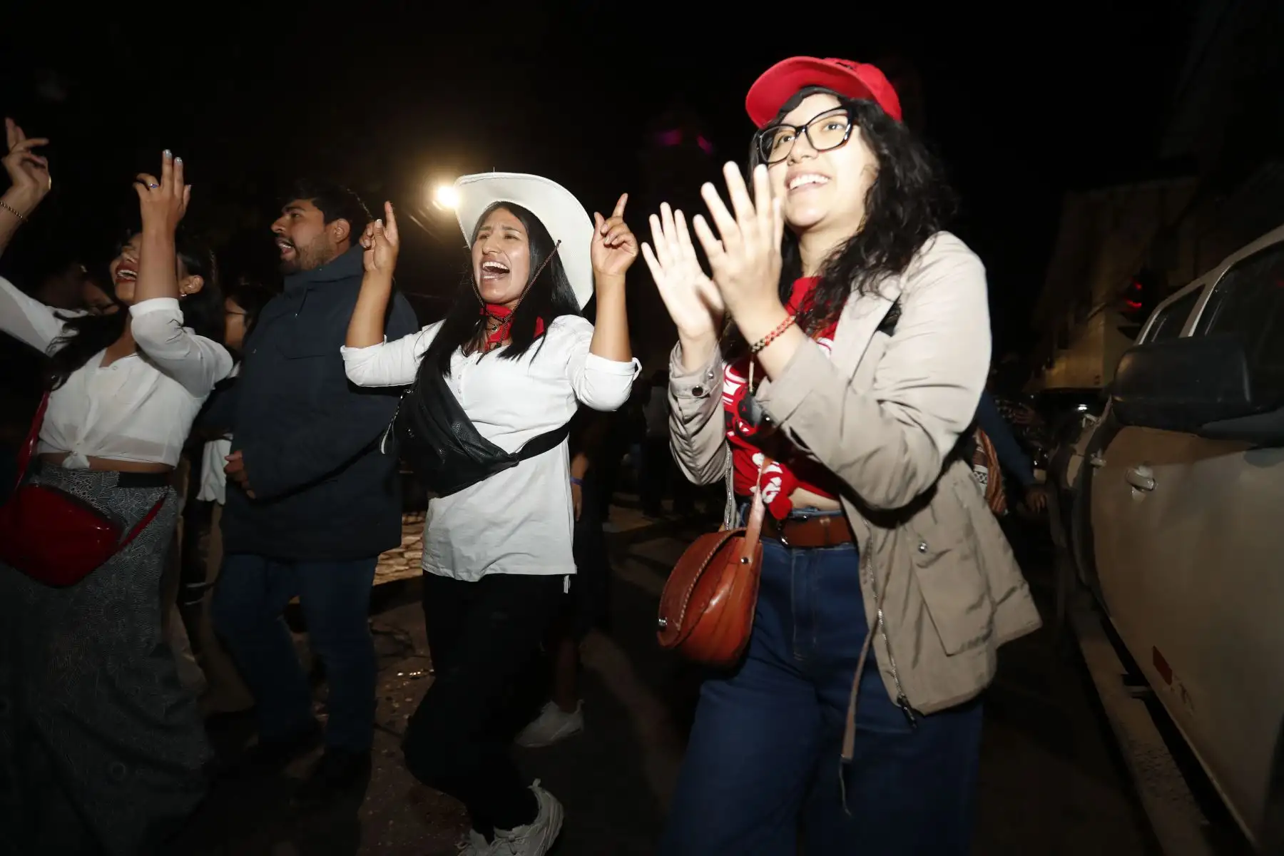 Semana Santa en Ayacucho: en vista de que la Municipalidad Provincial de Huamanga prohibió la realización de fiestas y el consumo de bebidas alcohólicas en el centro histórico de la ciudad, decenas de personas, principalmente jóvenes, salieron por las calles aledañas cantando y danzando al ritmo de bandas de músicos..
Foto: ANDINA/Daniel Bracamonte