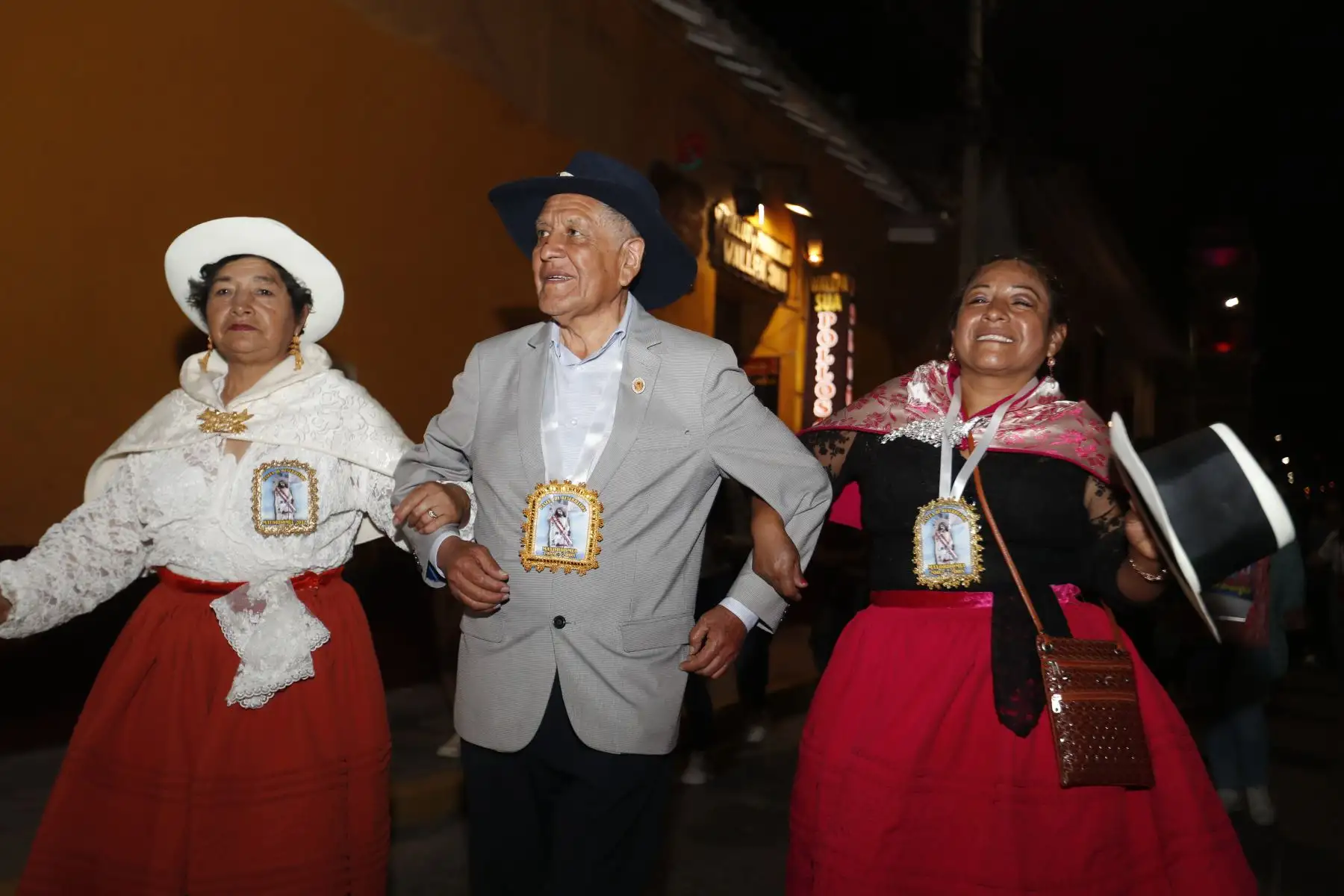 Semana Santa en Ayacucho: en vista de que la Municipalidad Provincial de Huamanga prohibió la realización de fiestas y el consumo de bebidas alcohólicas en el centro histórico de la ciudad, decenas de personas, principalmente jóvenes, salieron por las calles aledañas cantando y danzando al ritmo de bandas de músicos..
Foto: ANDINA/Daniel Bracamonte
