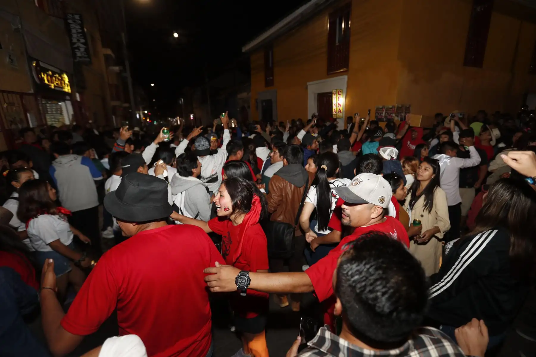 Semana Santa en Ayacucho: en vista de que la Municipalidad Provincial de Huamanga prohibió la realización de fiestas y el consumo de bebidas alcohólicas en el centro histórico de la ciudad, decenas de personas, principalmente jóvenes, salieron por las calles aledañas cantando y danzando al ritmo de bandas de músicos..
Foto: ANDINA/Daniel Bracamonte