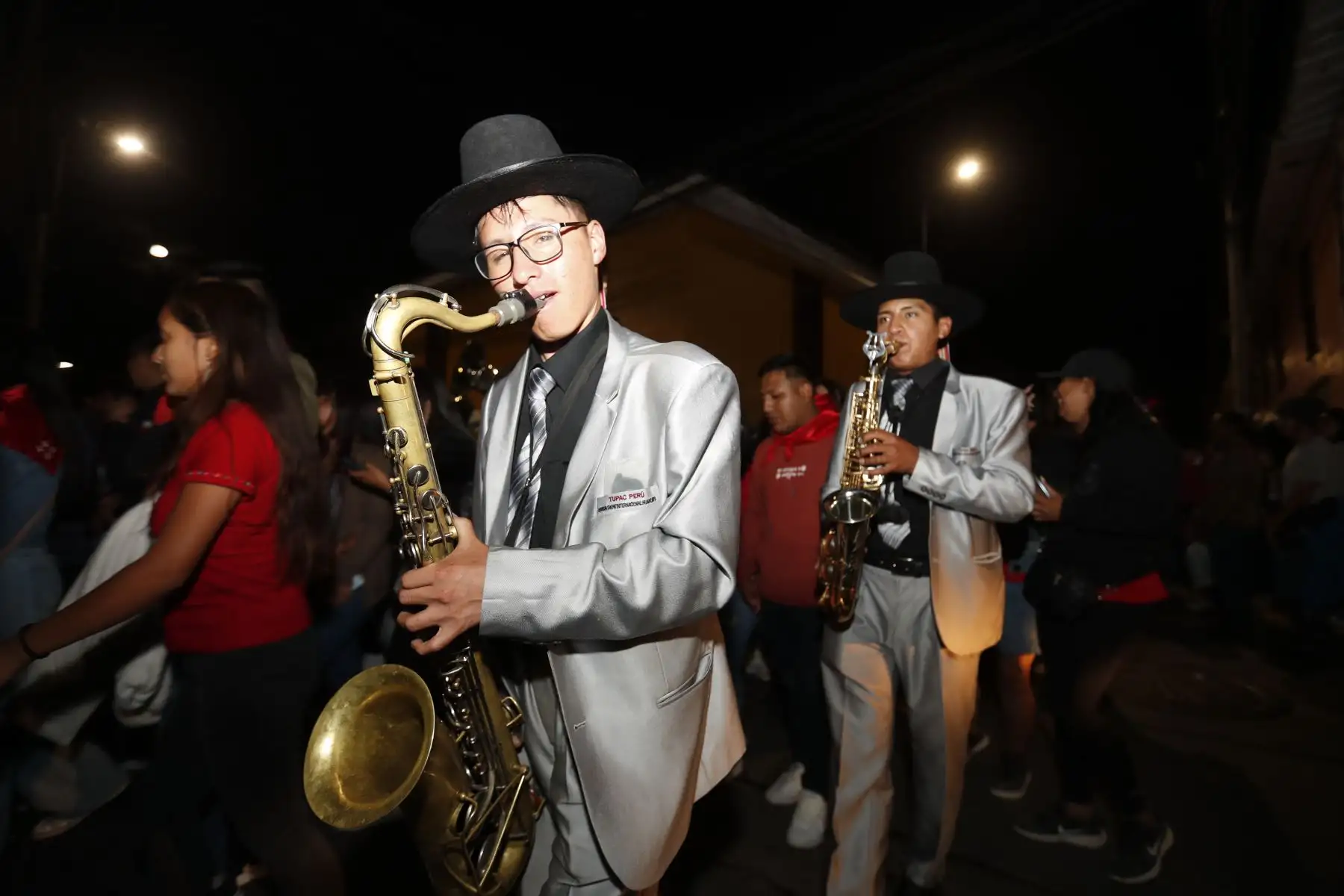 Semana Santa en Ayacucho: en vista de que la Municipalidad Provincial de Huamanga prohibió la realización de fiestas y el consumo de bebidas alcohólicas en el centro histórico de la ciudad, decenas de personas, principalmente jóvenes, salieron por las calles aledañas cantando y danzando al ritmo de bandas de músicos..
Foto: ANDINA/Daniel Bracamonte