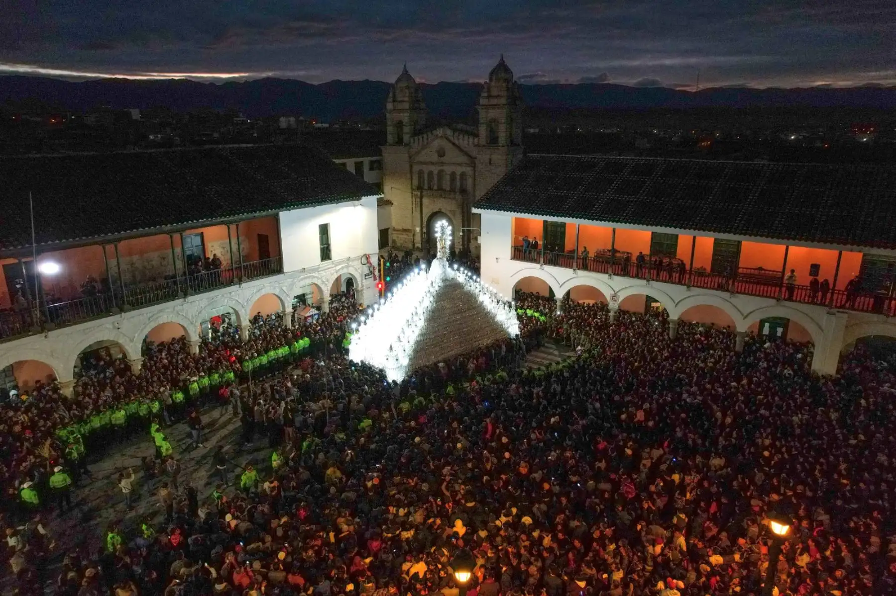 Después de las 5 de la mañana, volvió a salir el anda del Señor de la Resurrección, con más de 12 toneladas de peso, cargada por más de 500 personas. Miles de fieles acompañaron la procesión en la Plaza de Armas de Ayacucho. Foto: ANDINA/ Daniel Bracamonte