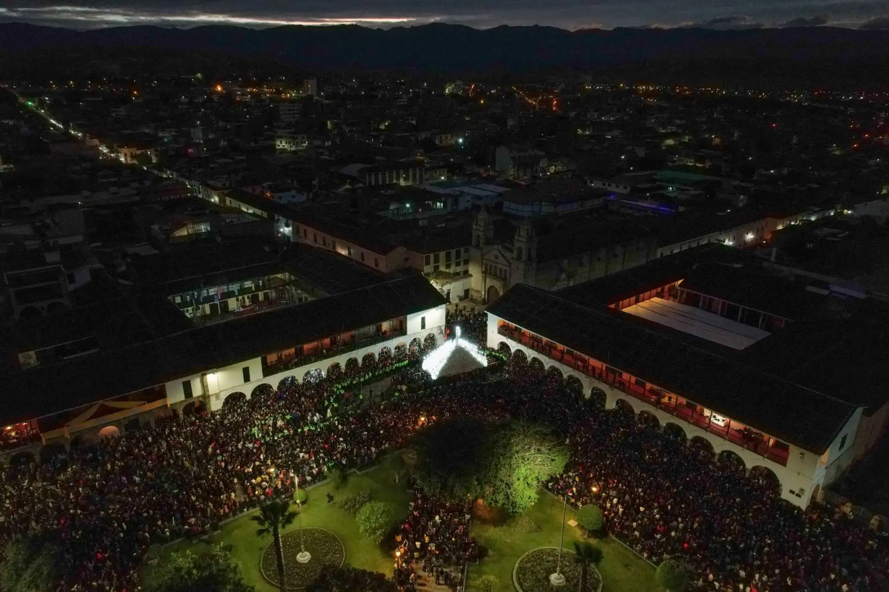 Después de las 5 de la mañana, volvió a salir el anda del Señor de la Resurrección, con más de 12 toneladas de peso, cargada por más de 500 personas. Miles de fieles acompañaron la procesión en la Plaza de Armas de Ayacucho. Foto: ANDINA/ Daniel Bracamonte