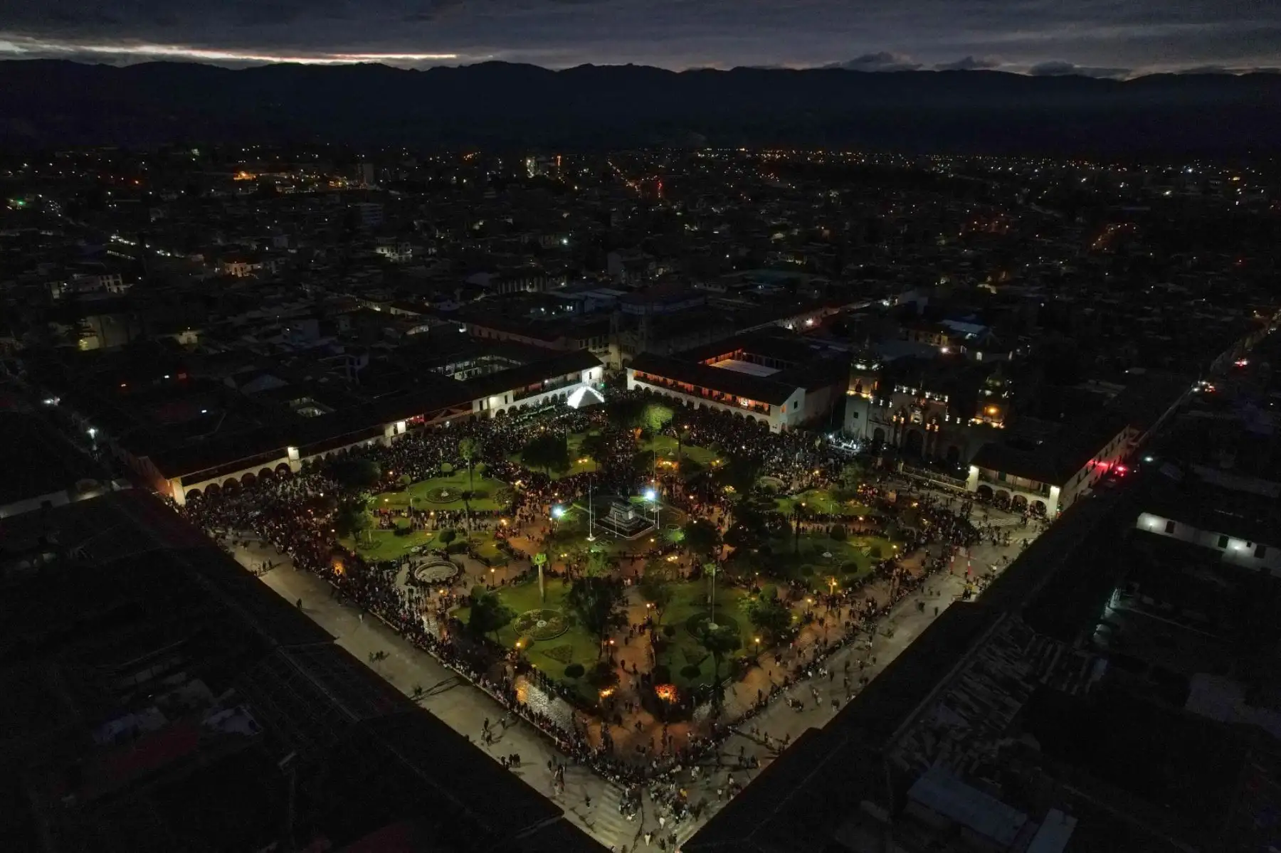 Después de las 5 de la mañana, volvió a salir el anda del Señor de la Resurrección, con más de 12 toneladas de peso, cargada por más de 500 personas. Miles de fieles acompañaron la procesión en la Plaza de Armas de Ayacucho. Foto: ANDINA/ Daniel Bracamonte