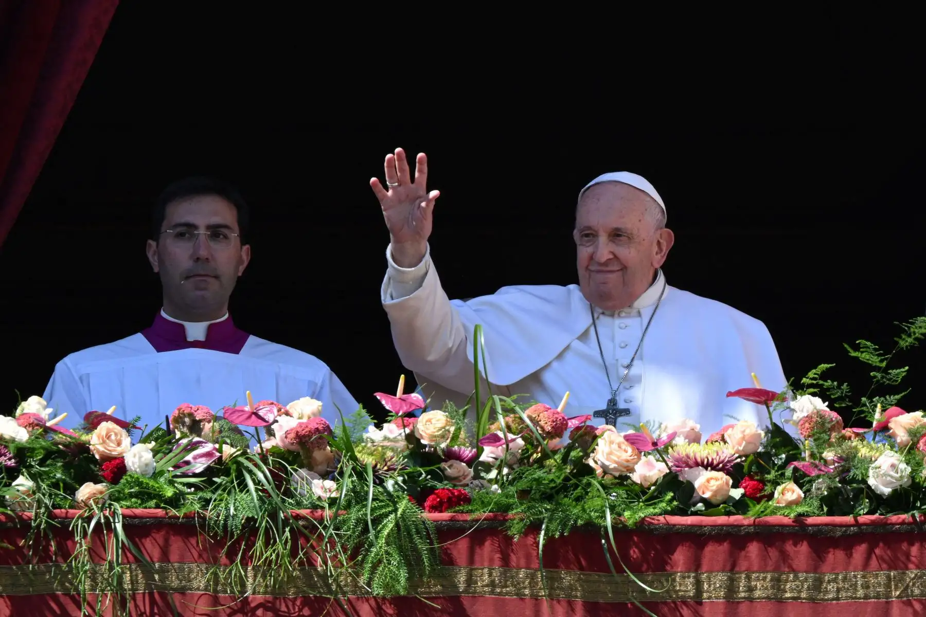 El Papa Francisco saluda desde la logia de la basílica de San Pedro después de entregar el mensaje Urbi et Orbi y la bendición para la Pascua el 9 de abril de 2023 en el Vaticano. Foto: ANDINA/ AFP