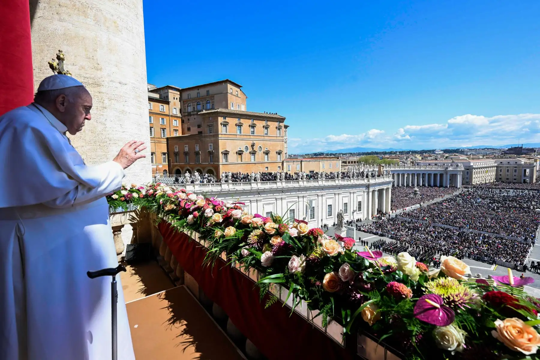 El Papa Francisco saludando después de entregar el mensaje Urbi et Orbi y la bendición para la Pascua desde la logia de la basílica de San Pedro con vista a la plaza de San Pedro en el Vaticano. Foto:ANDINA/ AFP