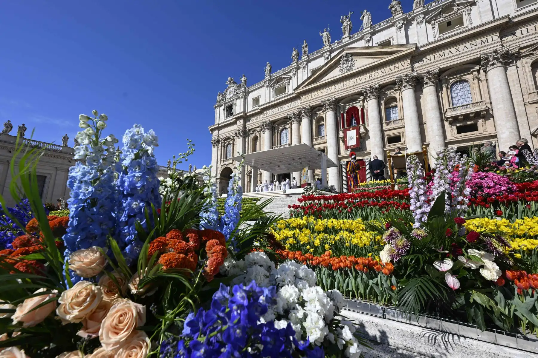 Los medios del Vaticano muestra un arreglo floral de gladiolos, rosas, tulipanes y narcisos mientras el Papa Francisco preside la misa del Domingo de Pascua debajo de la basílica de San Pedro en la Basílica de San Pedro. Foto: ANDINA/AFP